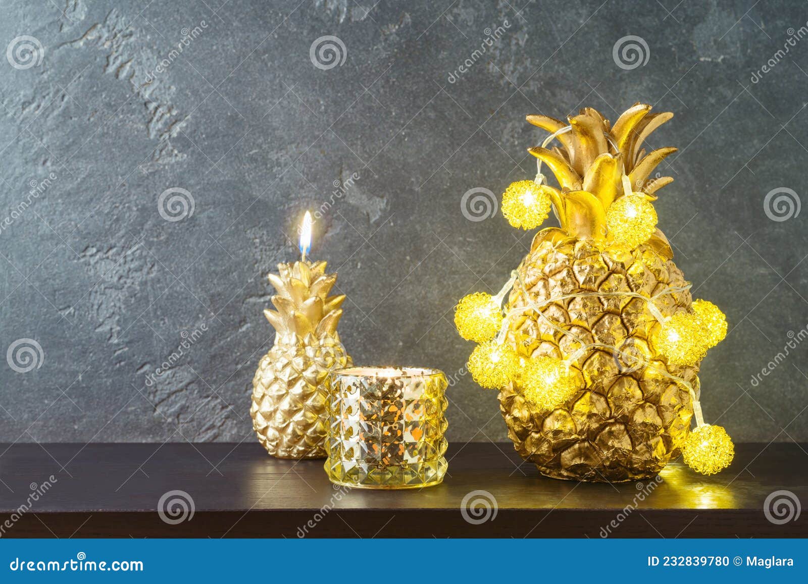 Decoração Criativa De Natal Com Abacaxi Dourado E Velas Sobre Fundo Escuro Foto de Stock - Imagem de ornamento, alternativa: 232839780 Decoração Criativa De Natal Com Abacaxi Dourado E Velas Sobre Fundo Escuro Foto de Stock - Imagem de ornamento, alternativa: 232839780
