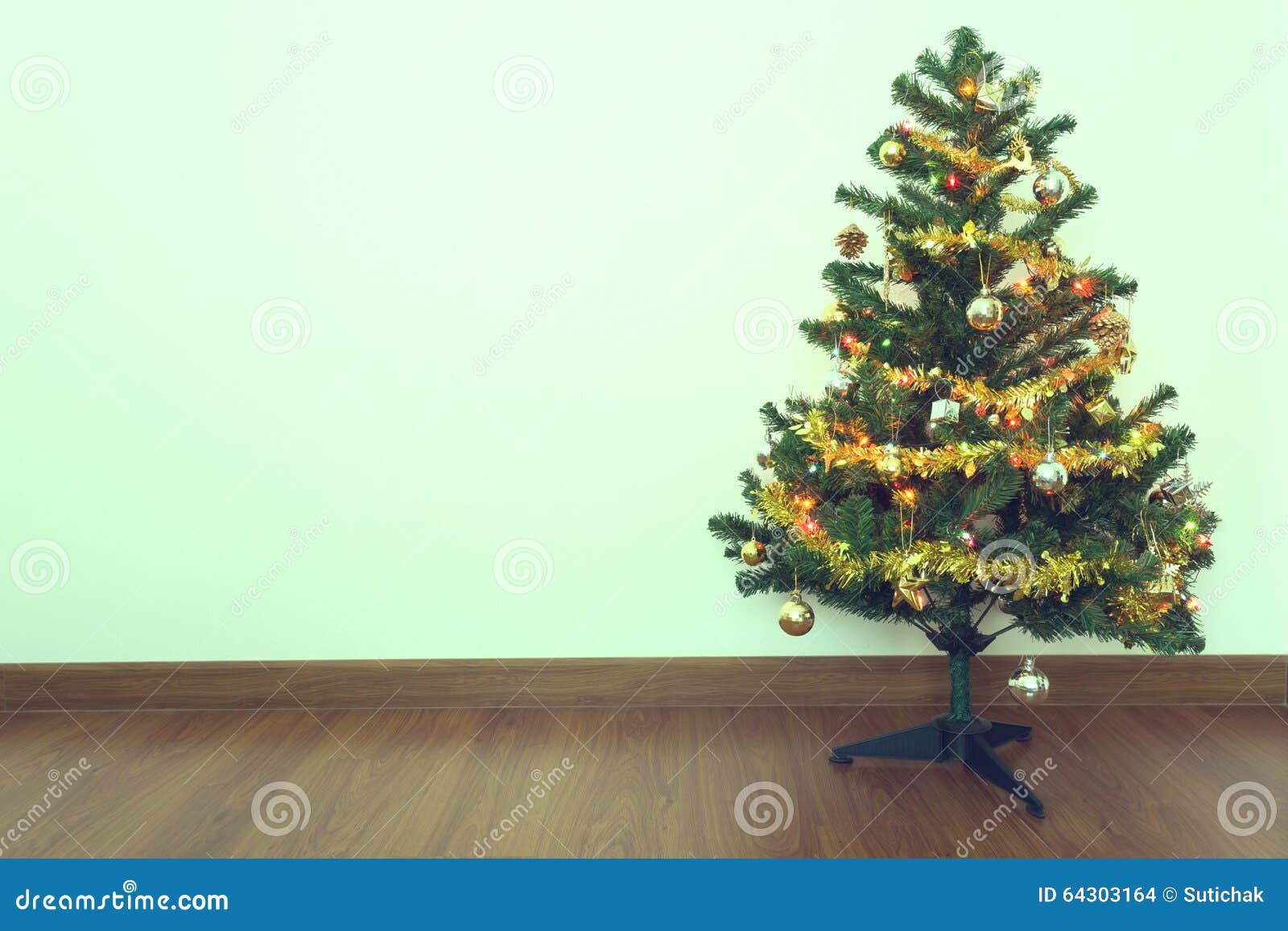 Decoração Da árvore De Natal Na Sala Vazia Com Parede Branca Foto de Stock  - Imagem de casa, feriado: 64303164