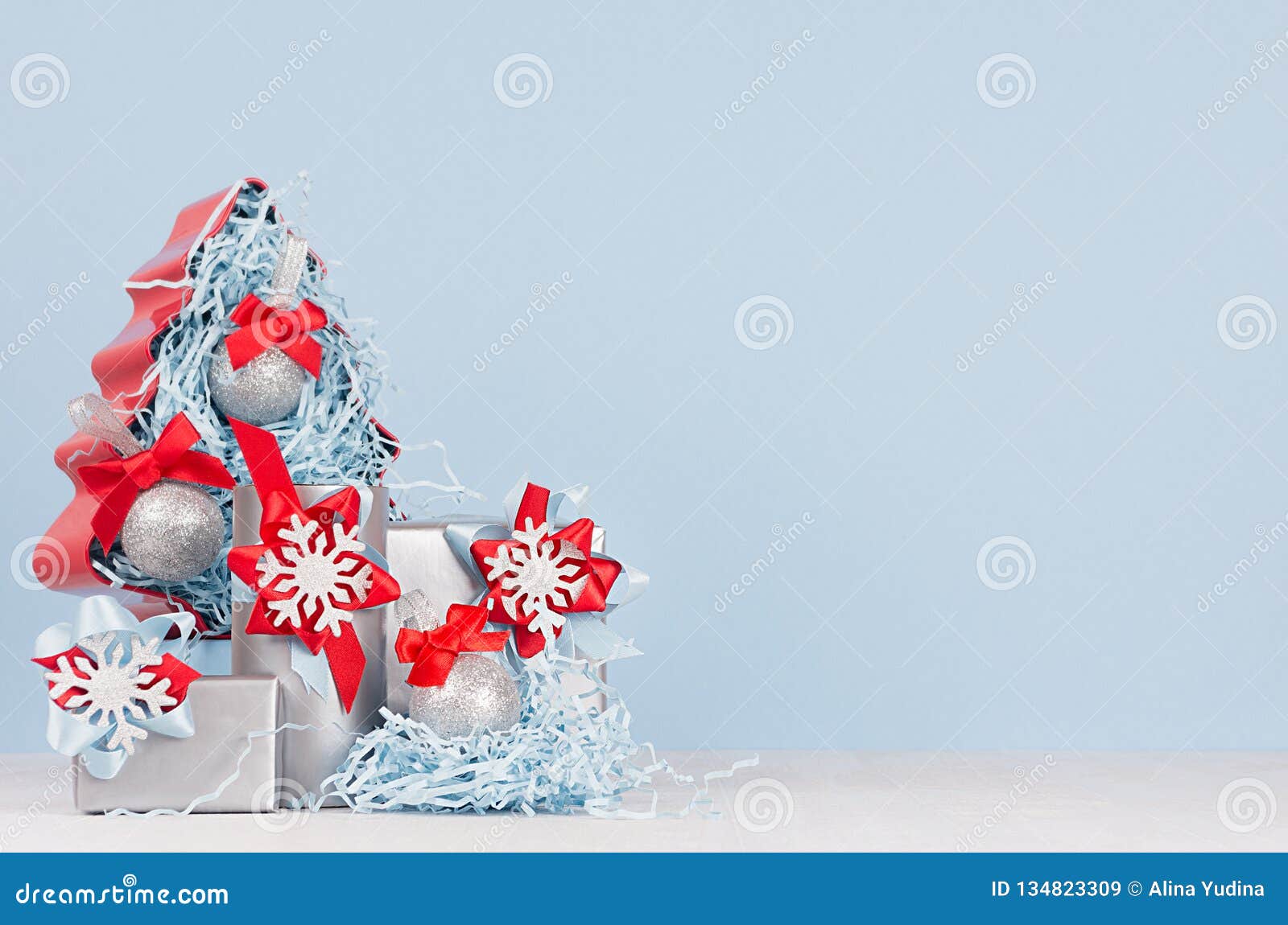 Decoração Da Casa Do Natal Na Cor Azul E Vermelha Pastel - árvore De Natal  Decorativa Com Bolas E Caixas De Presente Na Placa De Imagem de Stock -  Imagem de fundo,
