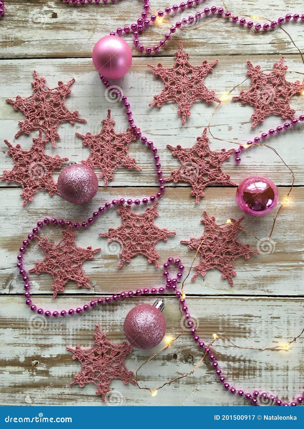 Decoração De árvore De Natal Feita à Mão - Floco De Neve Rosa - Crochet.  Imagem de Stock - Imagem de decorativo, floral: 201500917