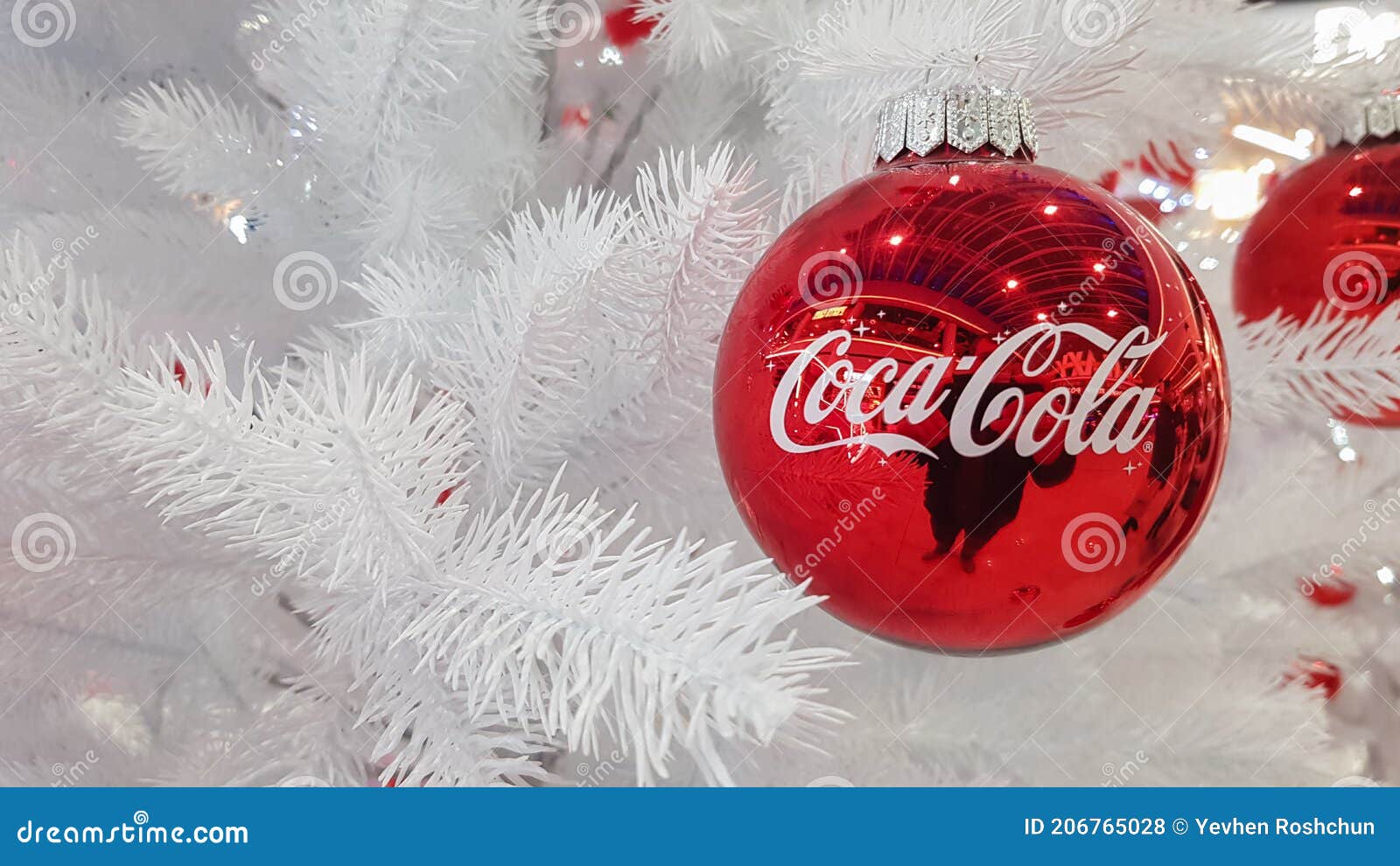 Decoração De Bola Vermelha De Cola De Natal Coca. Marketing Do Líder Mundial Em Bebidas Gaseificadas. Natal De Propaganda Coca Col Foto de Stock Editorial - Imagem de linha, fundo: 206765028 Decoração De Bola Vermelha De Cola De Natal Coca. Marketing Do Líder Mundial Em Bebidas Gaseificadas. Natal De Propaganda Coca Col Foto de Stock Editorial - Imagem de linha, fundo: 206765028