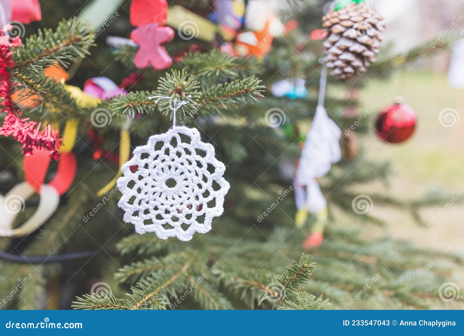 Decoração De Crochê Feita à Mão Na árvore De Natal Imagem de Stock - Imagem  de feriado, filial: 233547043