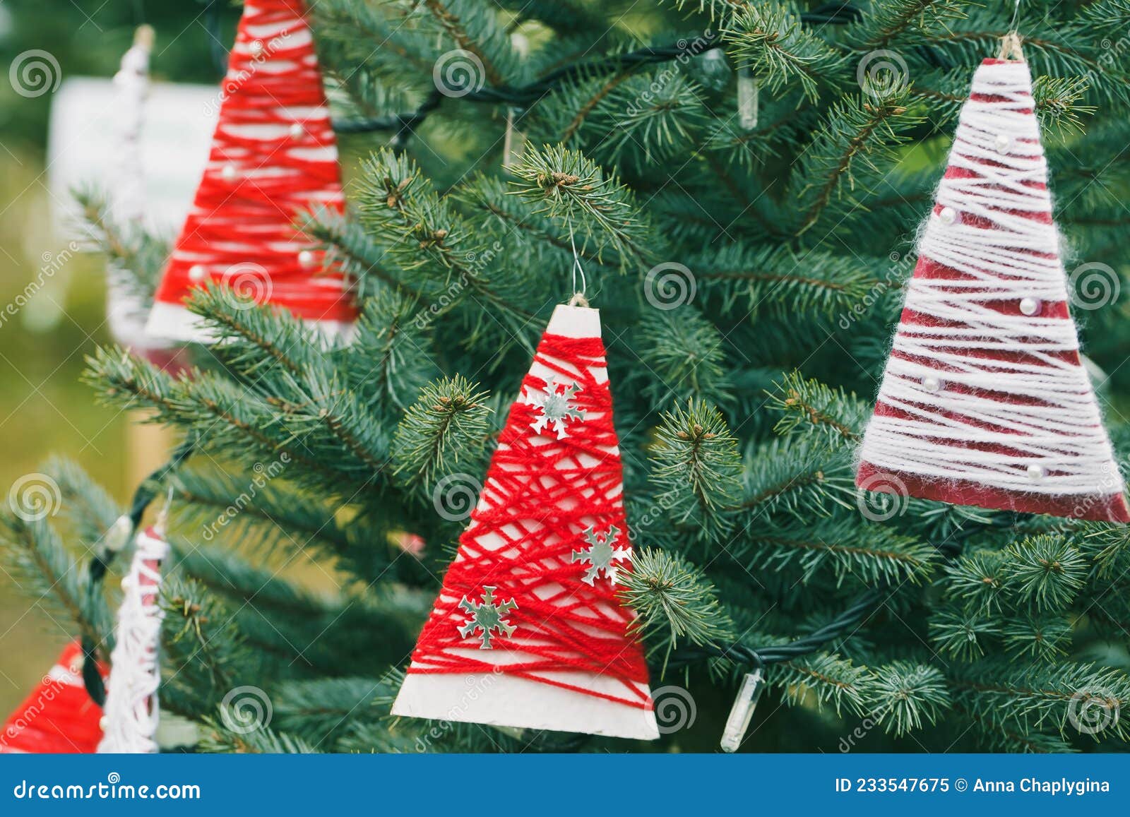 Decoração De Fios De Frio Numa árvore De Natal Imagem de Stock - Imagem de  vermelho, artesanal: 233547675