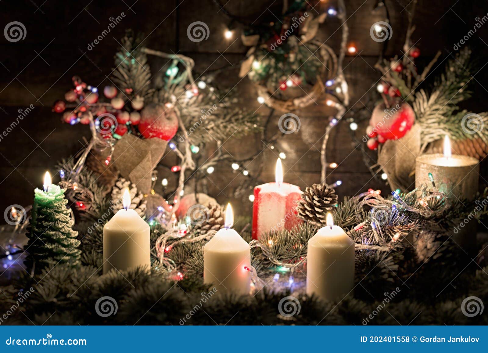 Decoração De Natal árvore De Natal E Decoração De Velas Para a Mais Bela  Noite Foto de Stock - Imagem de projeto, pinho: 202401558