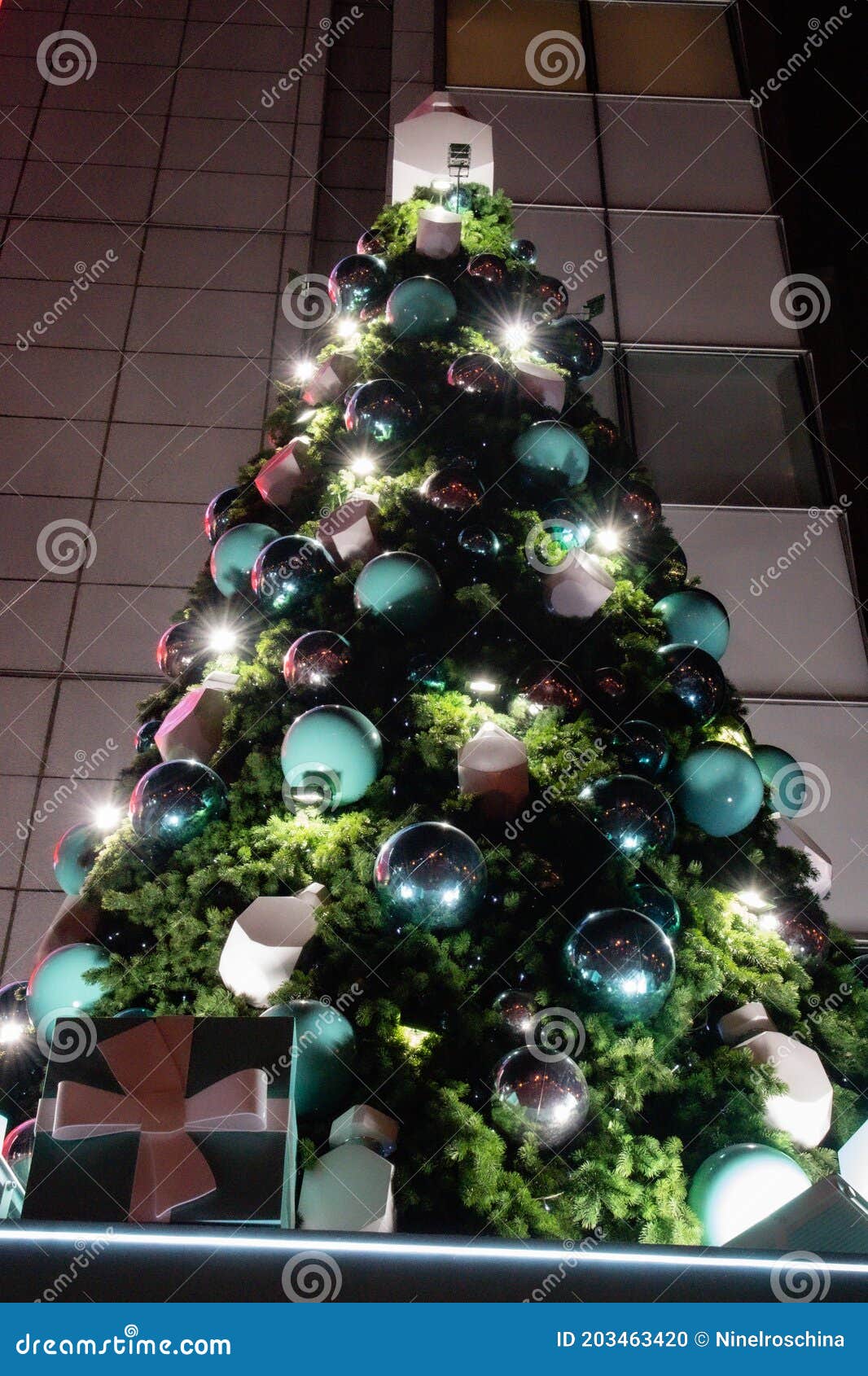 Decoração De Natal Ao Ar Livre, árvore Artificial De Natal Foto de Stock -  Imagem de comemore, feliz: 203463420