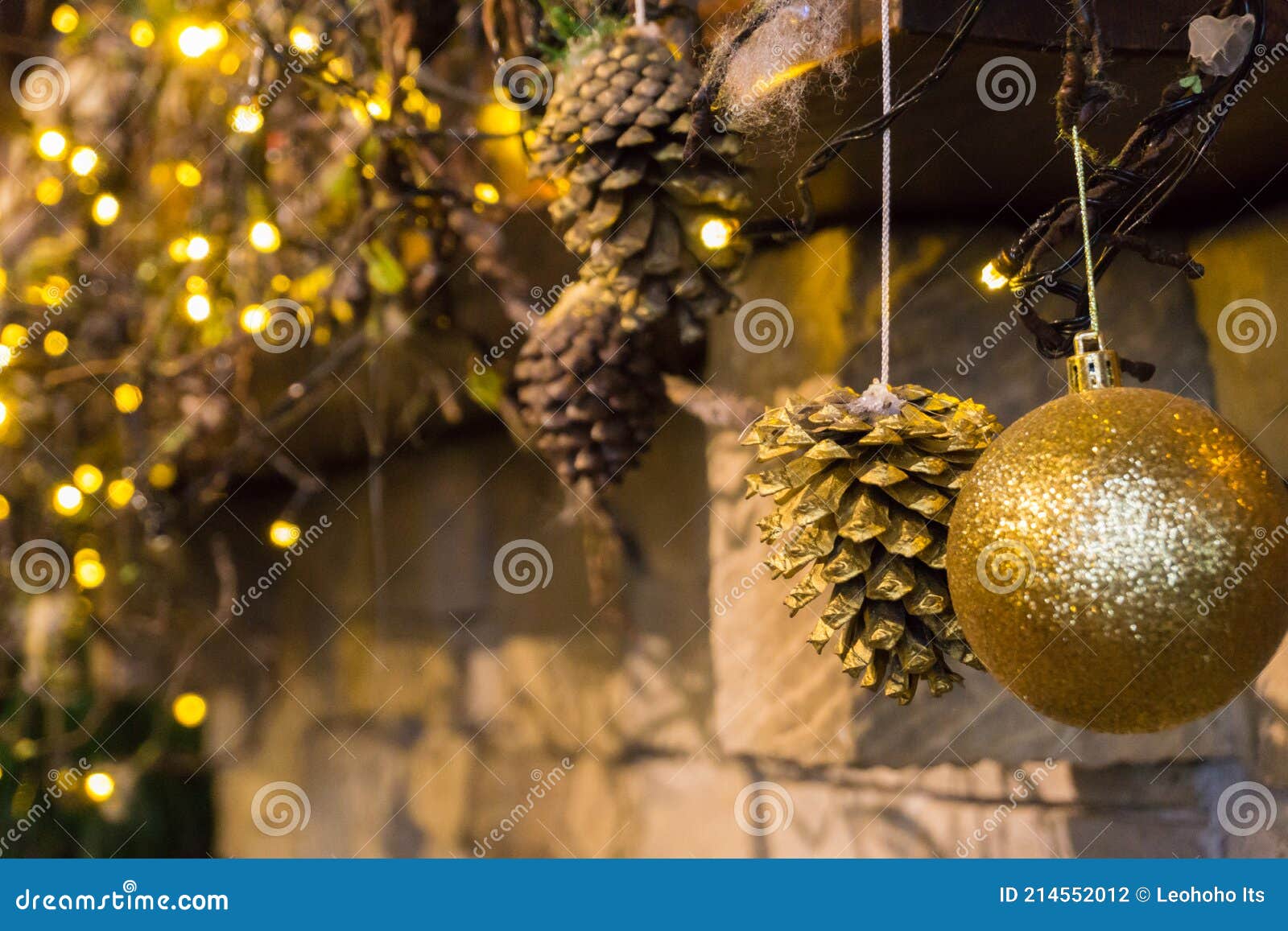 Decoração De Natal Vintage Com Pinheiro E Galhos Secos E Brilho Foto de Stock - Imagem de alegre, dezembro: 214552012 Decoração De Natal Vintage Com Pinheiro E Galhos Secos E Brilho Foto de Stock - Imagem de alegre, dezembro: 214552012