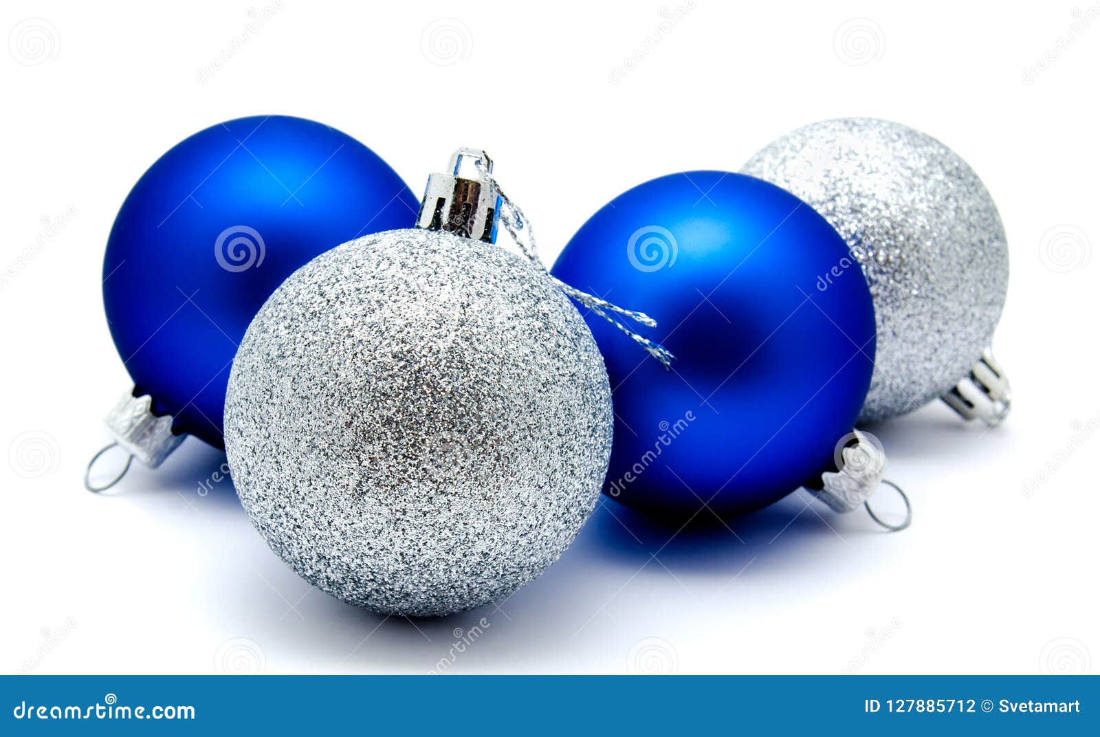 Decoração Do Natal Azul E Bolas De Prata Isoladas Em Um Branco Foto de  Stock - Imagem de dezembro, ornamento: 127885712