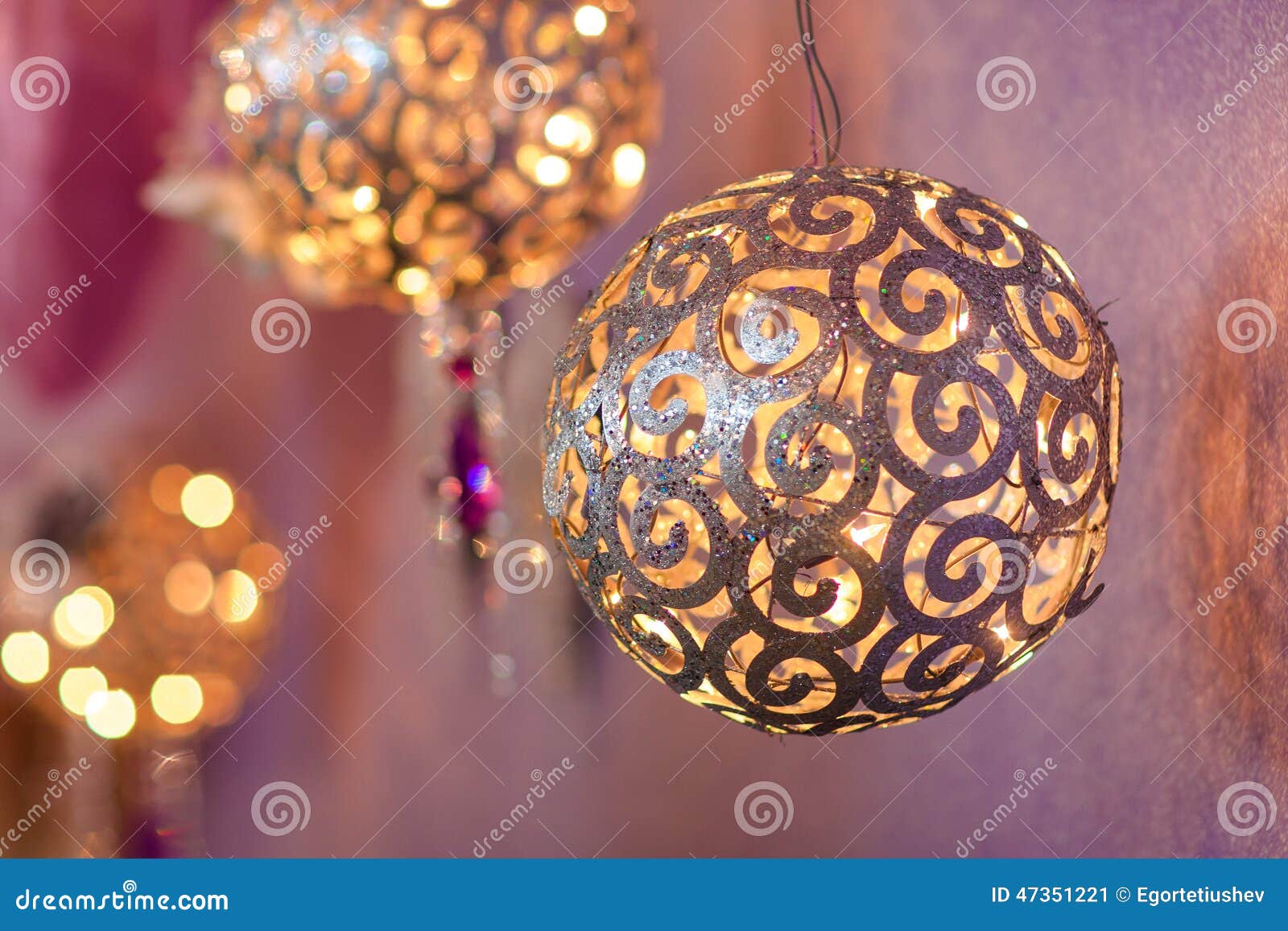 Decoração Do Natal: Diversas Bolas Grandes Do Ouro Imagem de Stock - Imagem  de incandescer, festivo: 47351221