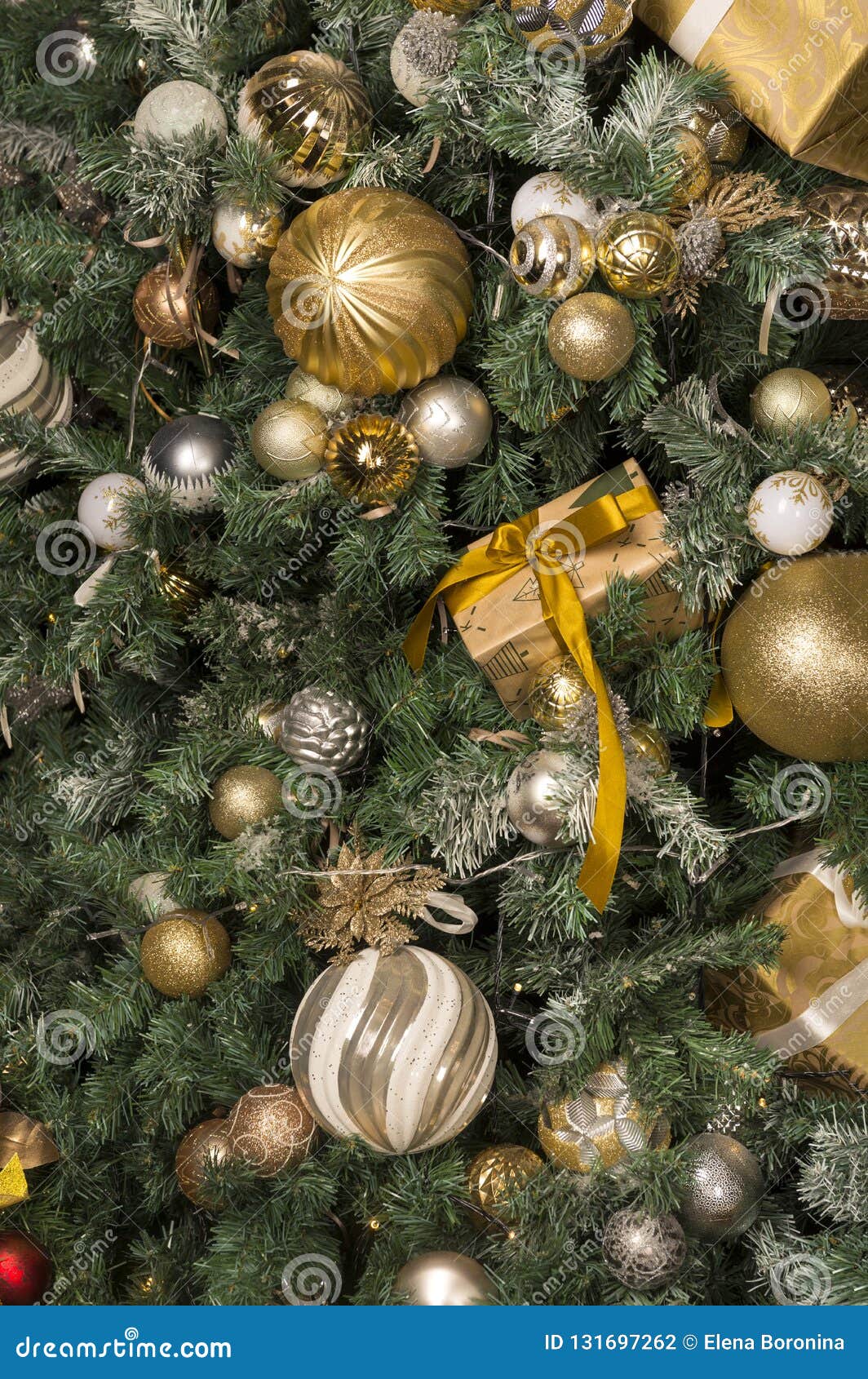 Decoração Do Natal, Lotes Das Bolas Brancas E Douradas Na árvore De Natal  Foto de Stock - Imagem de lote, dourado: 131697262