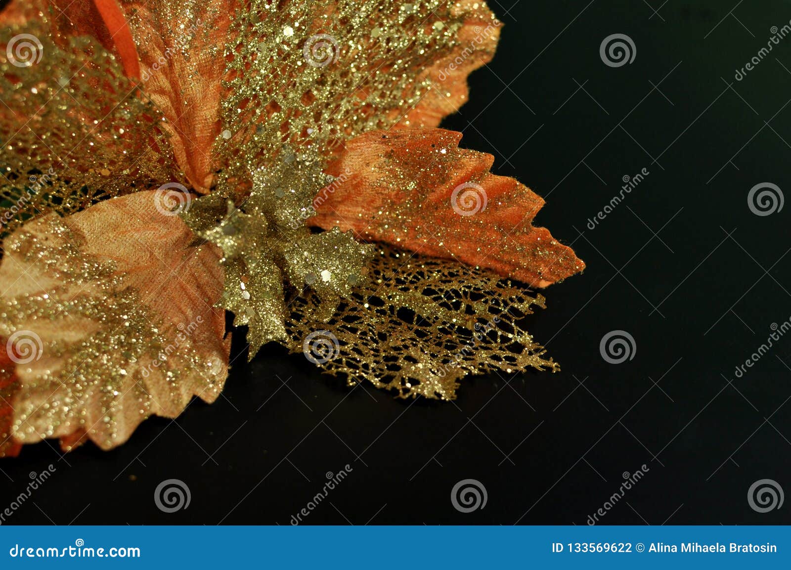 Decoração Do Natal Que Representa Uma Flor Artificial Dourada Foto de Stock  - Imagem de cumprimento, cartaz: 133569622
