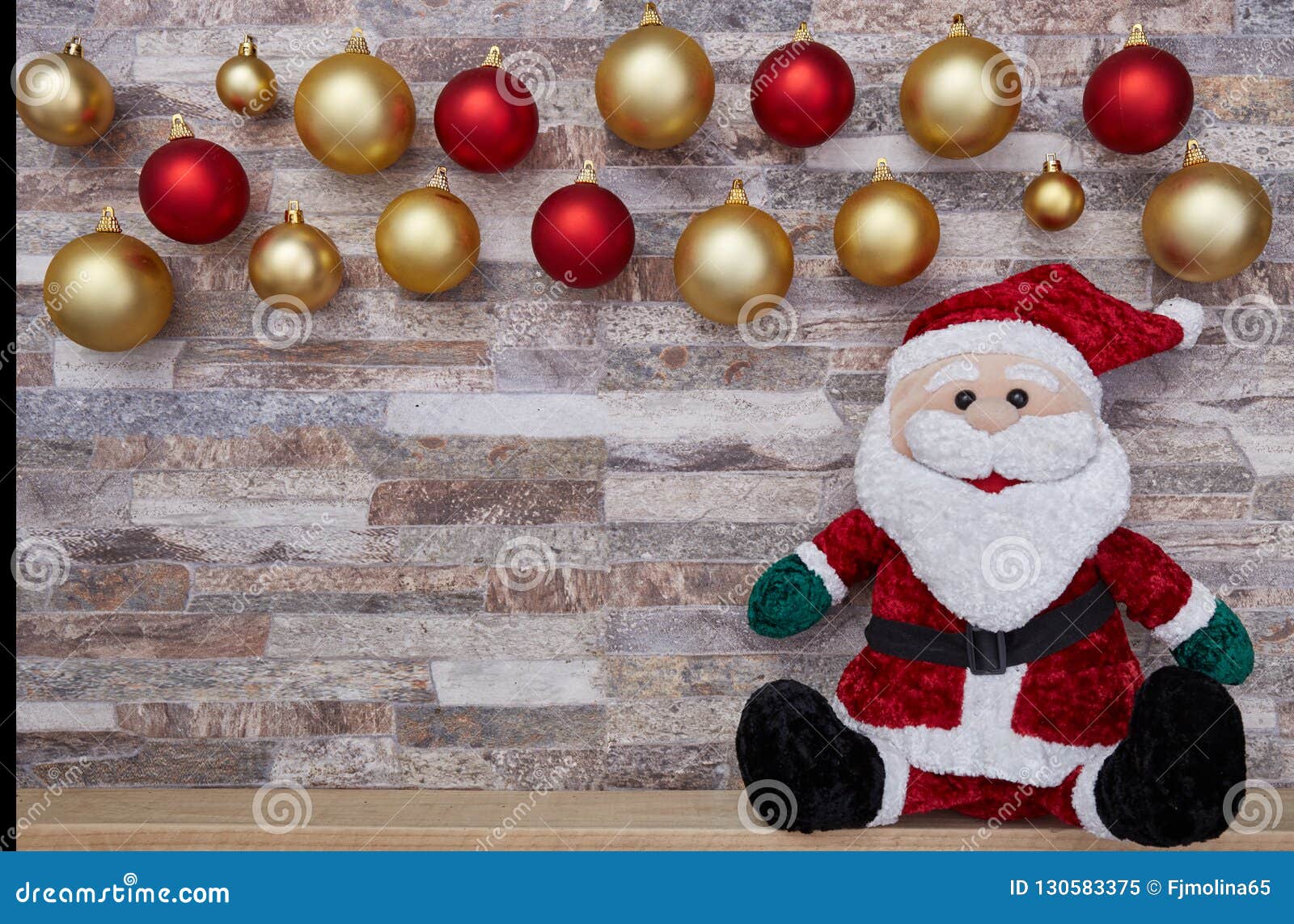Decoração Do Natal Sobre Um Fundo Da Parede De Pedra Imagem de Stock - Imagem de festivo, dourado: 130583375 Decoração Do Natal Sobre Um Fundo Da Parede De Pedra Imagem de Stock - Imagem de festivo, dourado: 130583375