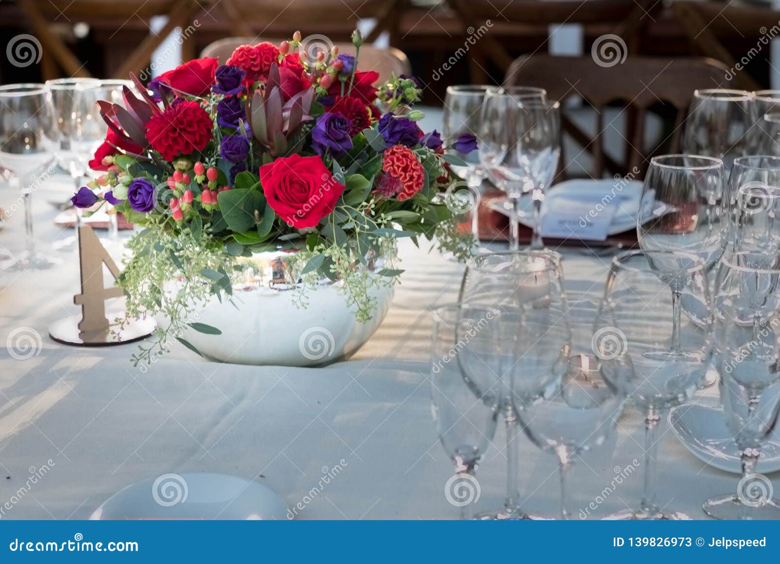 Decoração Luxuosa Da Peça Central Do Casamento Com Flores E As Rosas  Naturais Imagem de Stock - Imagem de modo, vestido: 139826973