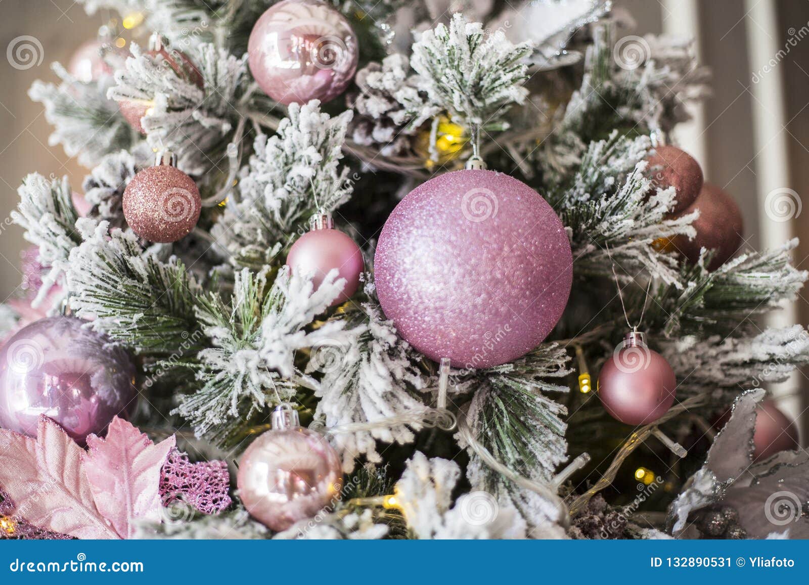 Decorações Cor-de-rosa Da árvore De Natal Dentro Imagem de Stock - Imagem de  ouro, dezembro: 132890531