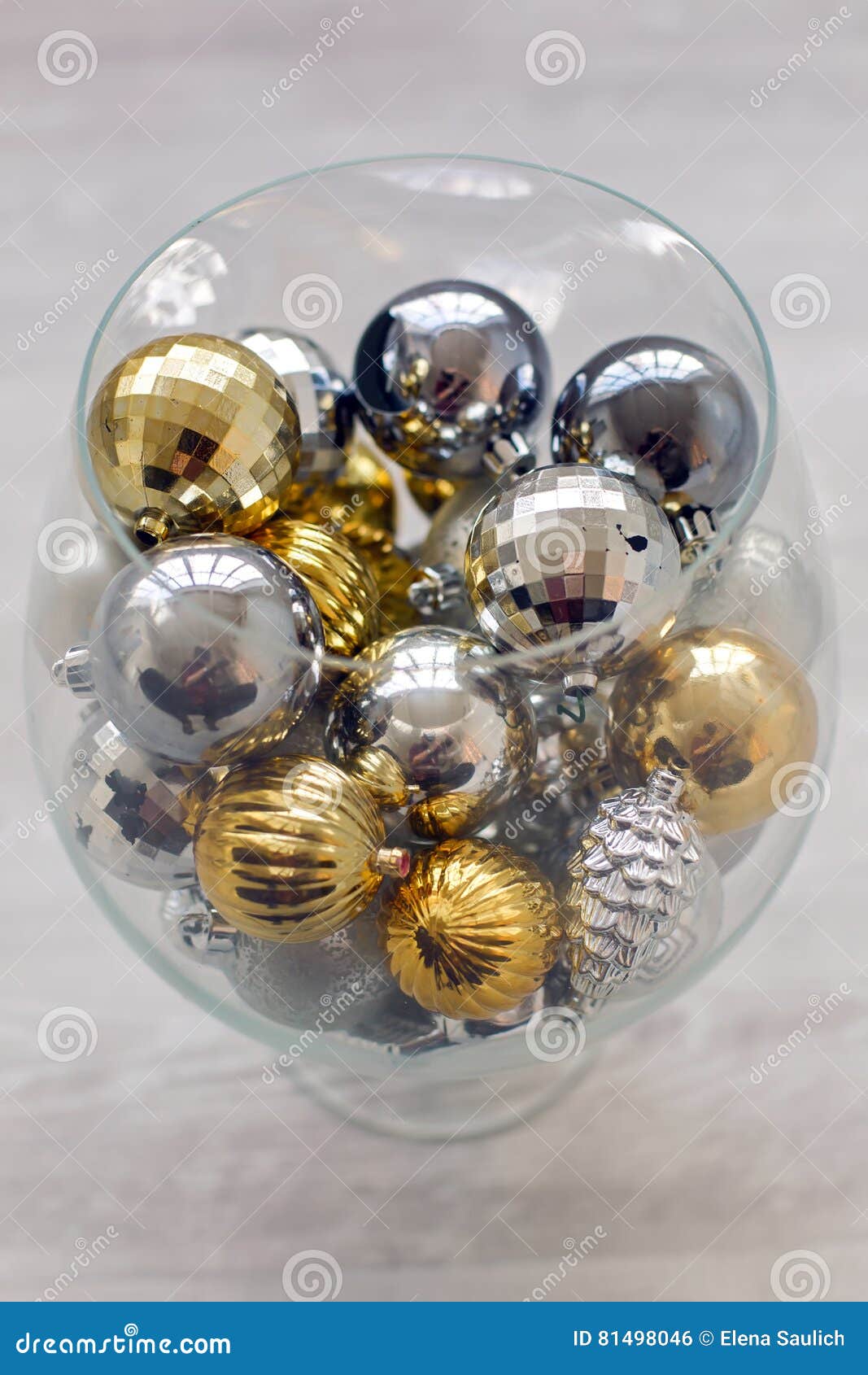 Decorações Da árvore De Natal Em Um Vaso De Vidro Foto de Stock - Imagem de  cair, barulho: 81498046