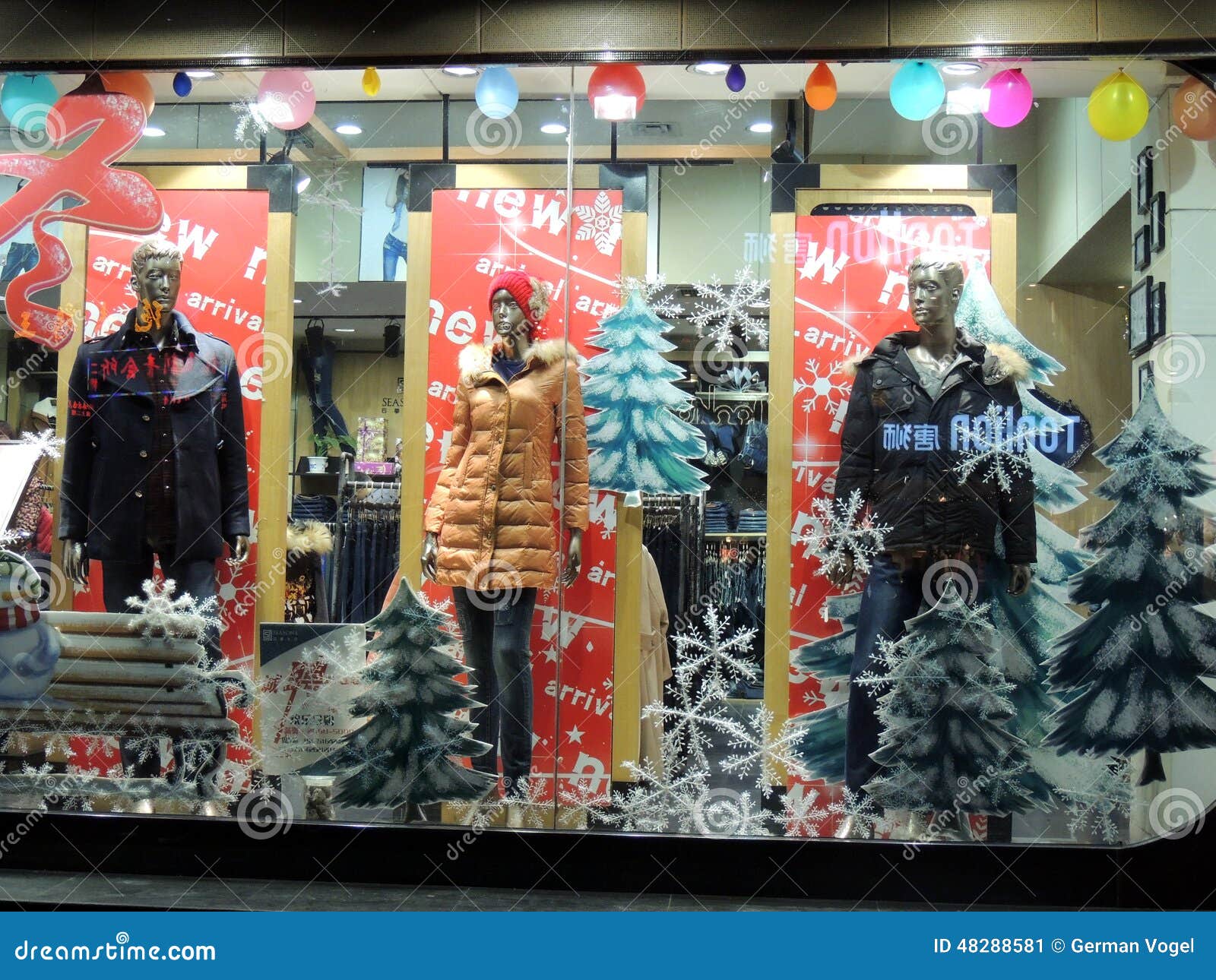 Decorações Do Natal Da Loja De Roupa De China Foto Editorial - Imagem de  loja, propaganda: 48288581