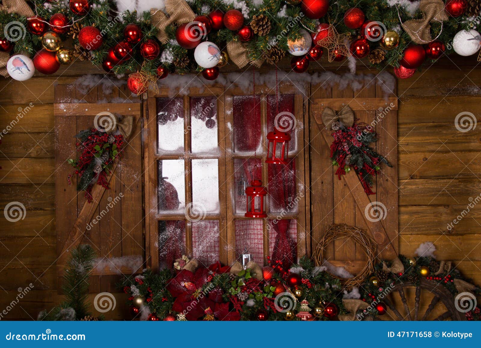 Decorações Do Natal Na Janela De Vidro Com Quadro De Madeira Foto de Stock  - Imagem de verde, pinho: 47171658