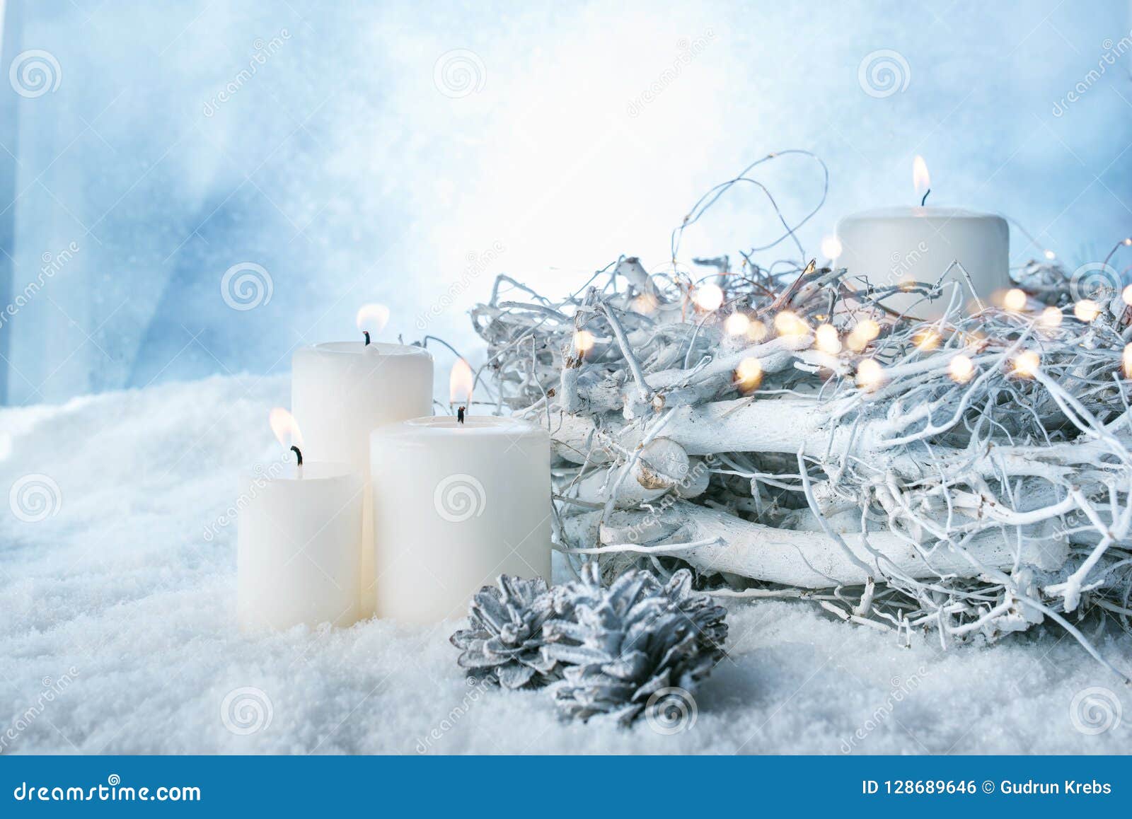 Foto Velas blancas sobre nieve blanca – Imagen Eventos actuales