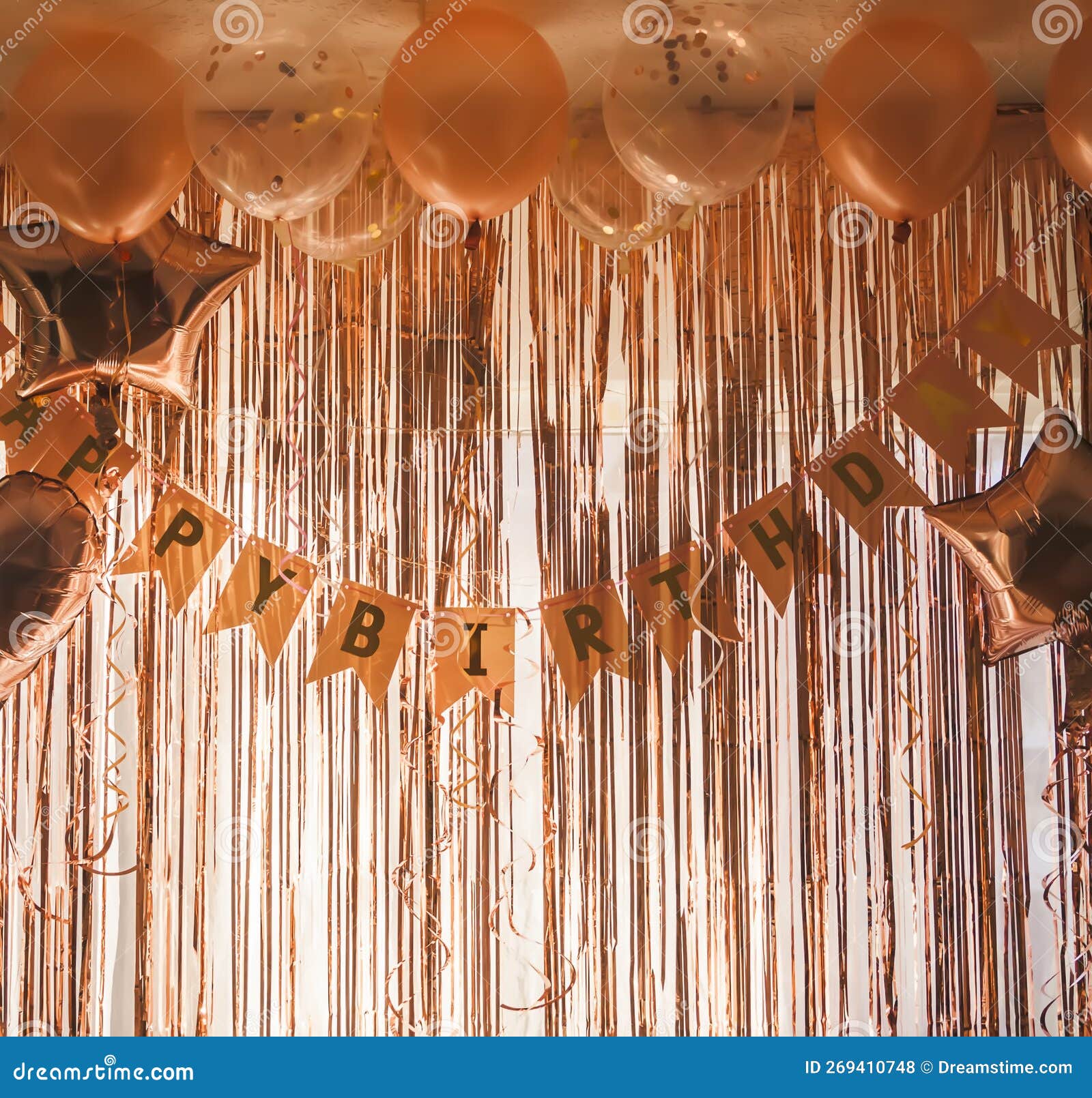 Decoración De Fiesta De Cumpleaños. Cortinas De Aluminio. Acogedora  Decoración Interior De Casa Para Celebración Foto de archivo - Imagen de  color, aniversario: 269410748