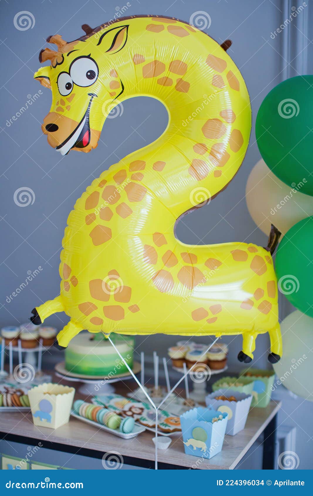 Decoración de fiesta infantil con globos de animales de la selva