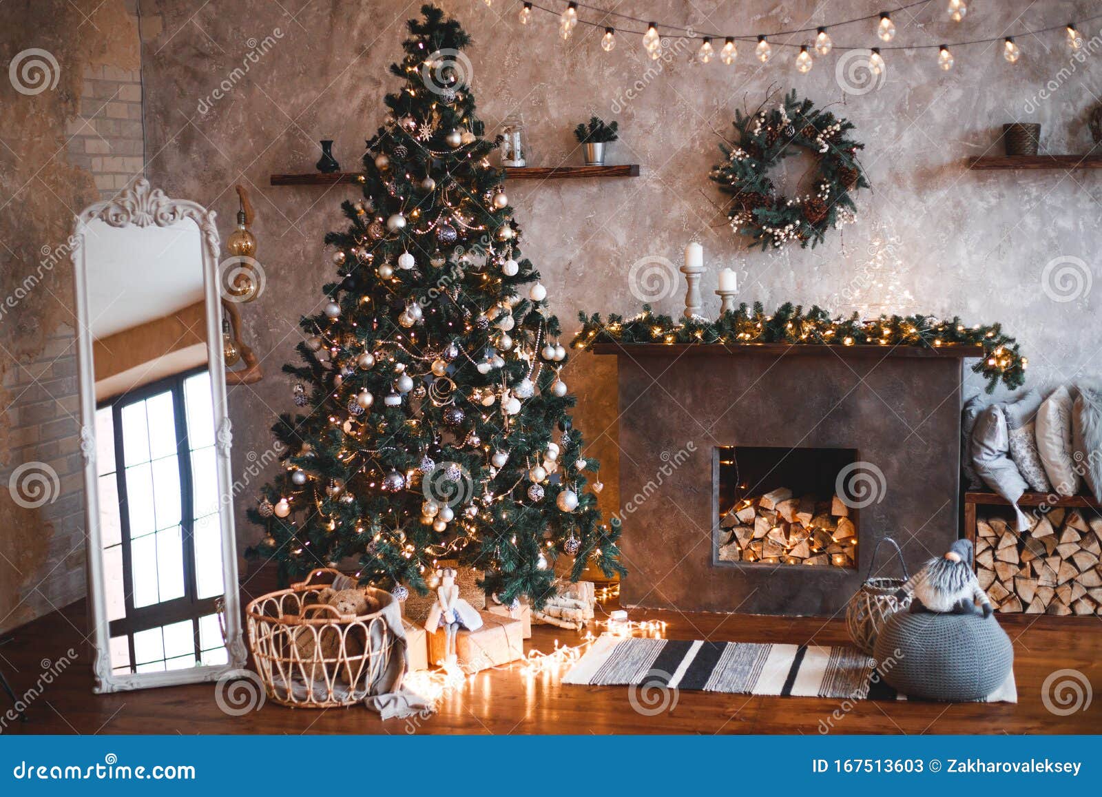 Decoración De Invierno En Casa Árbol De Navidad En El Interior De Loft  Contra Pared De Ladrillo Imagen de archivo - Imagen de chimenea, interior:  167513603
