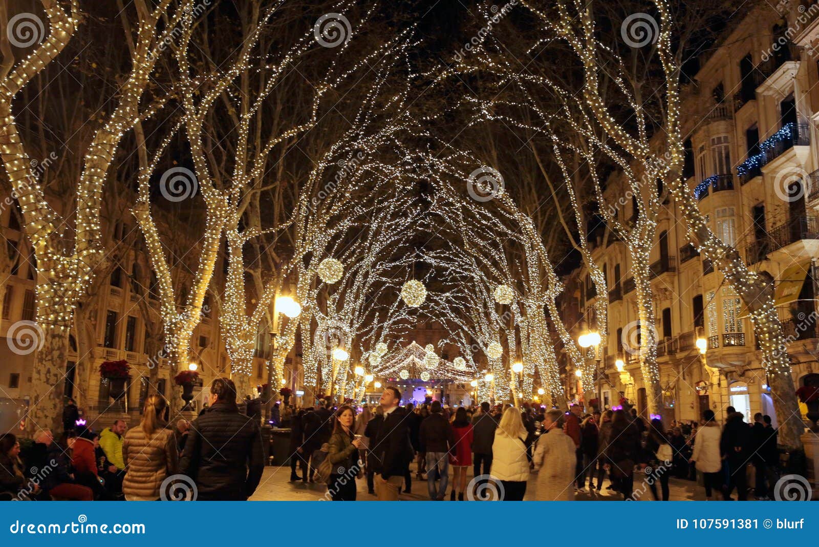  Estas son las siete ciudades españolas con las luces de Navidad más bonitas Decoraci%C3%B3n-de-la-calle-navidad-en-mallorca-espa%C3%B1a-107591381