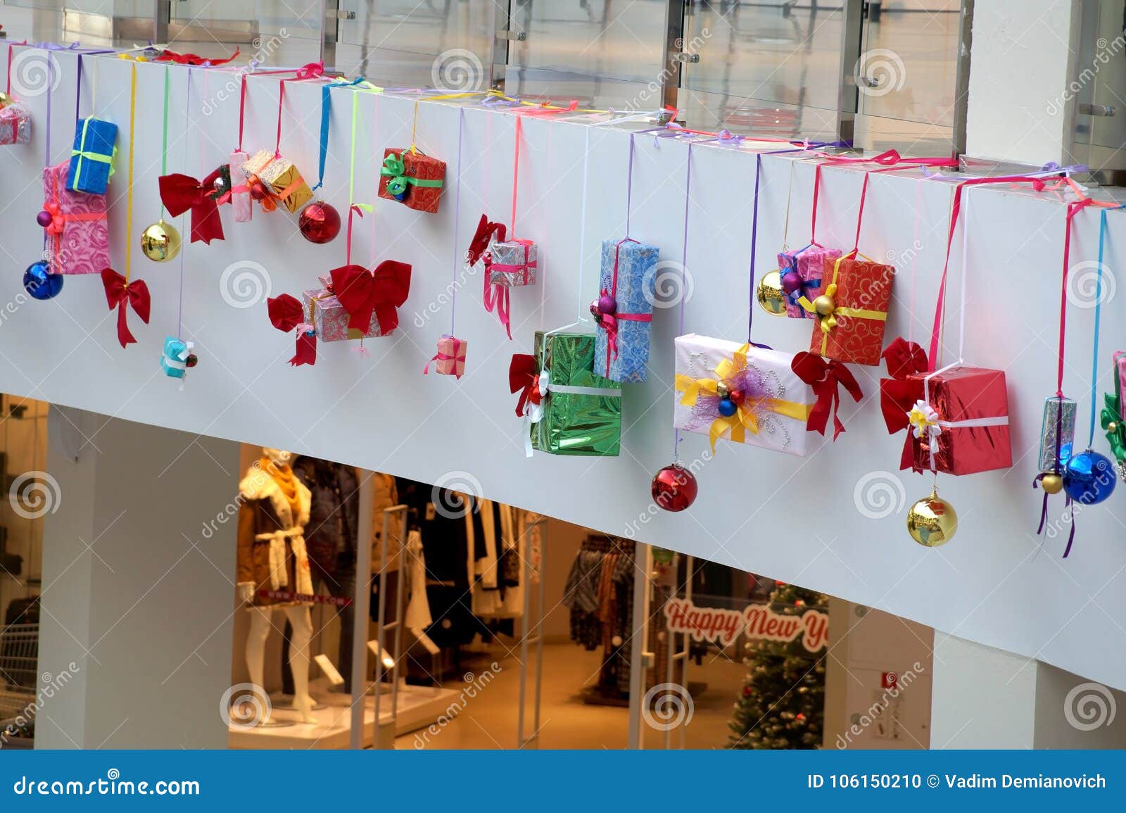 Decoración De La Navidad De Los Modelos Del Centro Comercial De Regalos  Foto de archivo - Imagen de carril, ornamento: 106150210