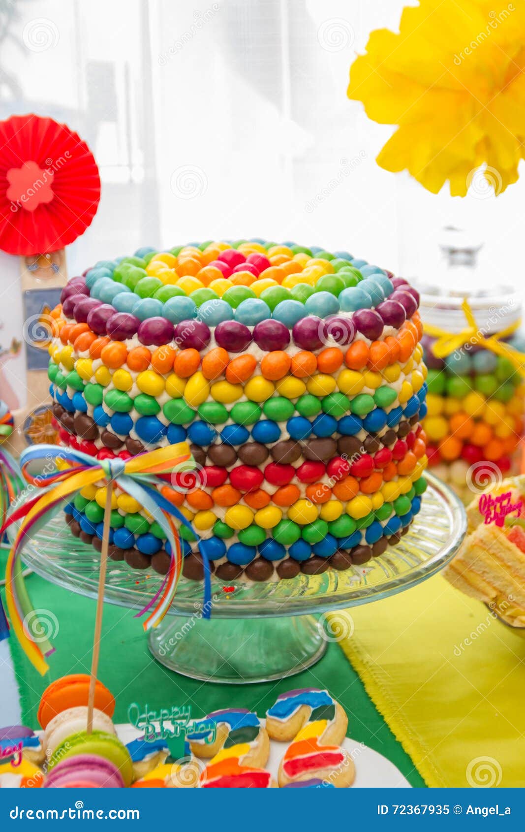 Decoracion De La Torta De Cumpleanos Del Color Del Arco Iris Imagen De Archivo Imagen De Postre Brillante Decoracion De La Torta De Cumpleanos Del Color Del Arco Iris Imagen De Archivo Imagen De Postre Brillante