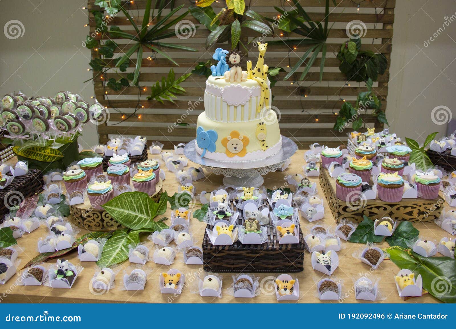 Escéptico Tarjeta postal canal Decoración De Mesa Para Niños Con Pasteles De Cumpleaños Dulces Chocolates Y  Brigadeiro Sobre La Mesa Rústica De Madera. Foto de archivo - Imagen de  vector, primer: 192092496