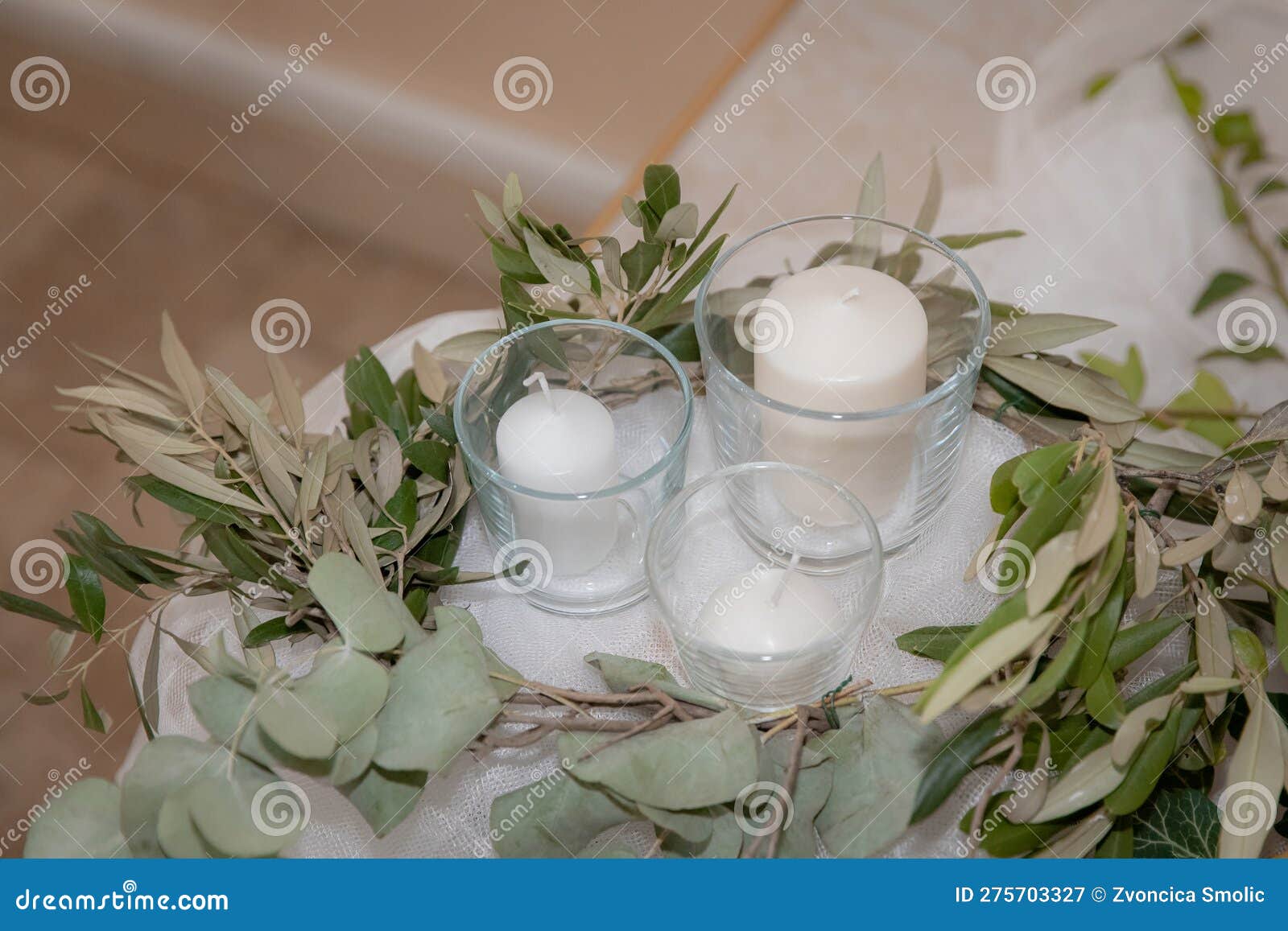 Elegantes Velas Blancas en la Mesa fotos de archivo