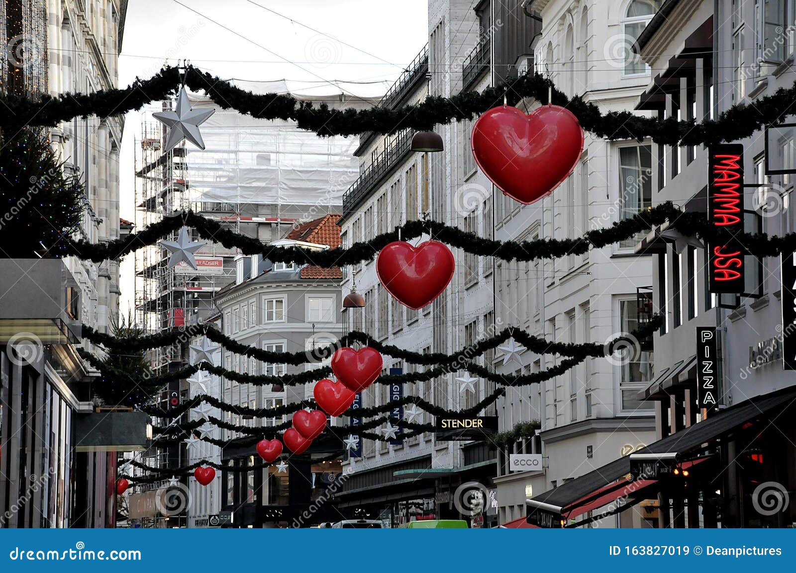 DECORACIÓN DE NAVIDAD DE FINCIERO EN COPENHAGUE Imagen de archivo editorial Imagen de corazones, turistas: 163827019