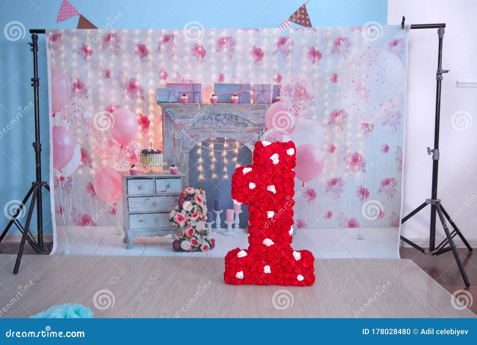 La decoración interior de un niño cumpleaños es de 1 año en . Adornos para  el primer cumpleaños de la niña. Fiesta para niña. Número uno en el fondo .  Bakú Fotografía