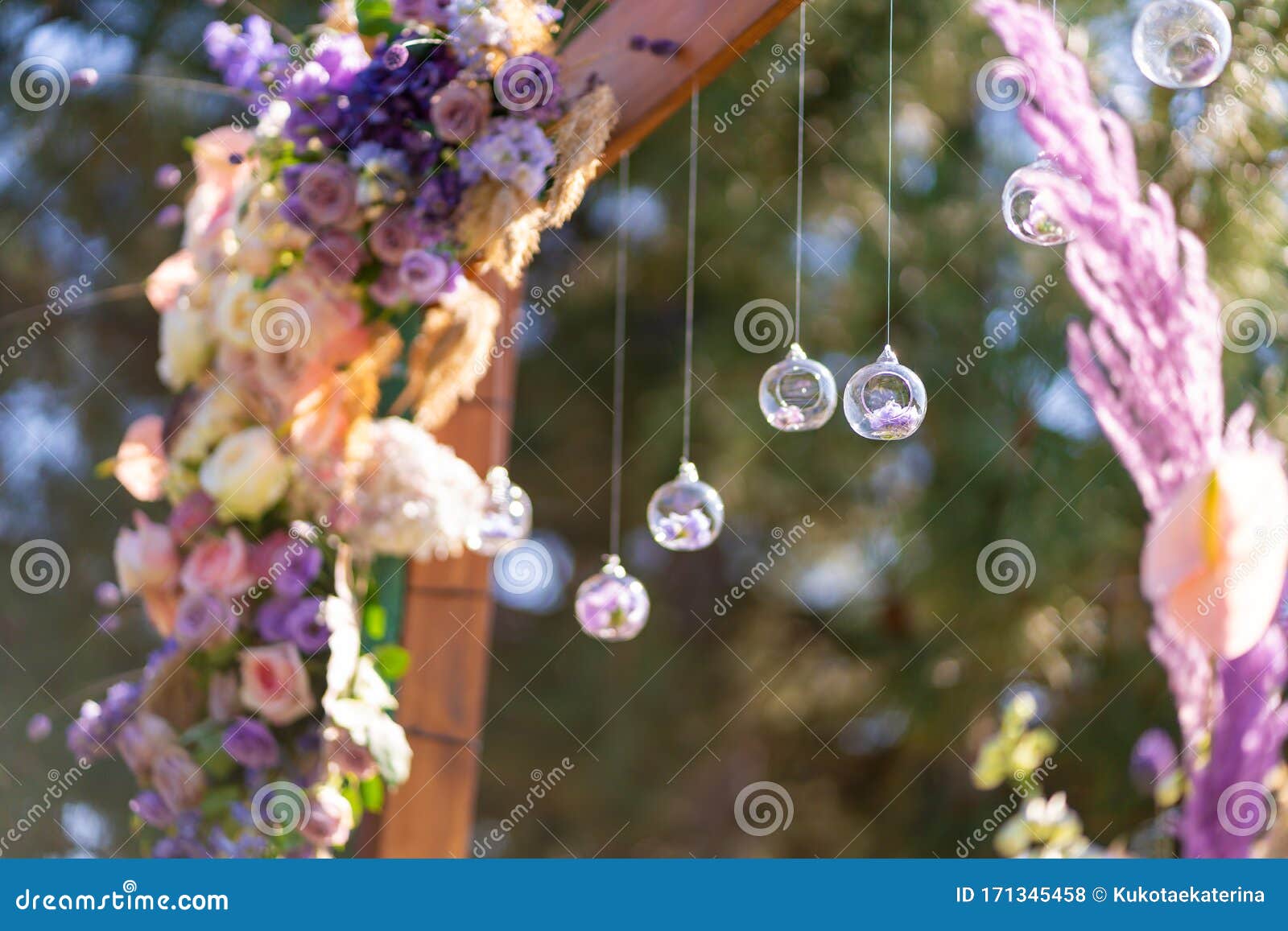 Decoración De Primer Nivel Con Flores Frescas De Arco De Bodas Decorado Con Flores Y Bolas De Colgantes Foto de archivo - Imagen de afuera, flor: