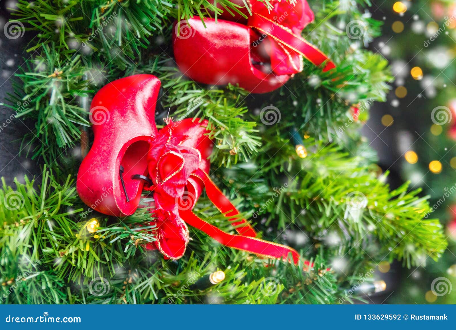 La nuestra Puede ser ignorado Hombre rico Decoración Del árbol De Navidad Bajo La Forma De Los Zapatos De Madera  Holandeses Tradicionales - Klompen Los Estorbos Foto de archivo - Imagen de  advenimiento, primer: 133629592
