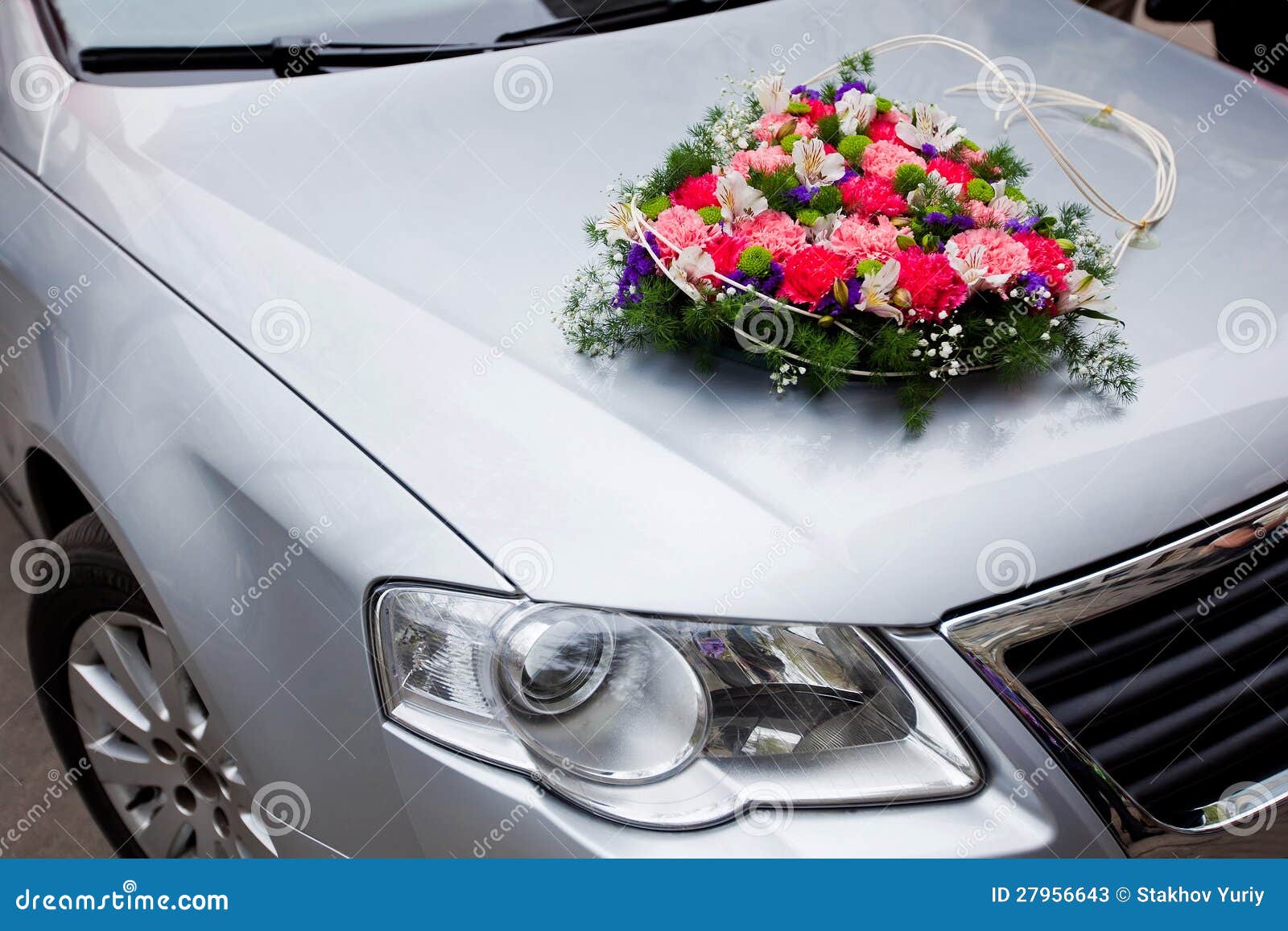 Flores De La Boda Coche Decoración. Entre Las Muchas Decoraciones Del Coche,  Los Más Comunes Son Los Arreglos Florales. Fotos, retratos, imágenes y  fotografía de archivo libres de derecho. Image 31215978