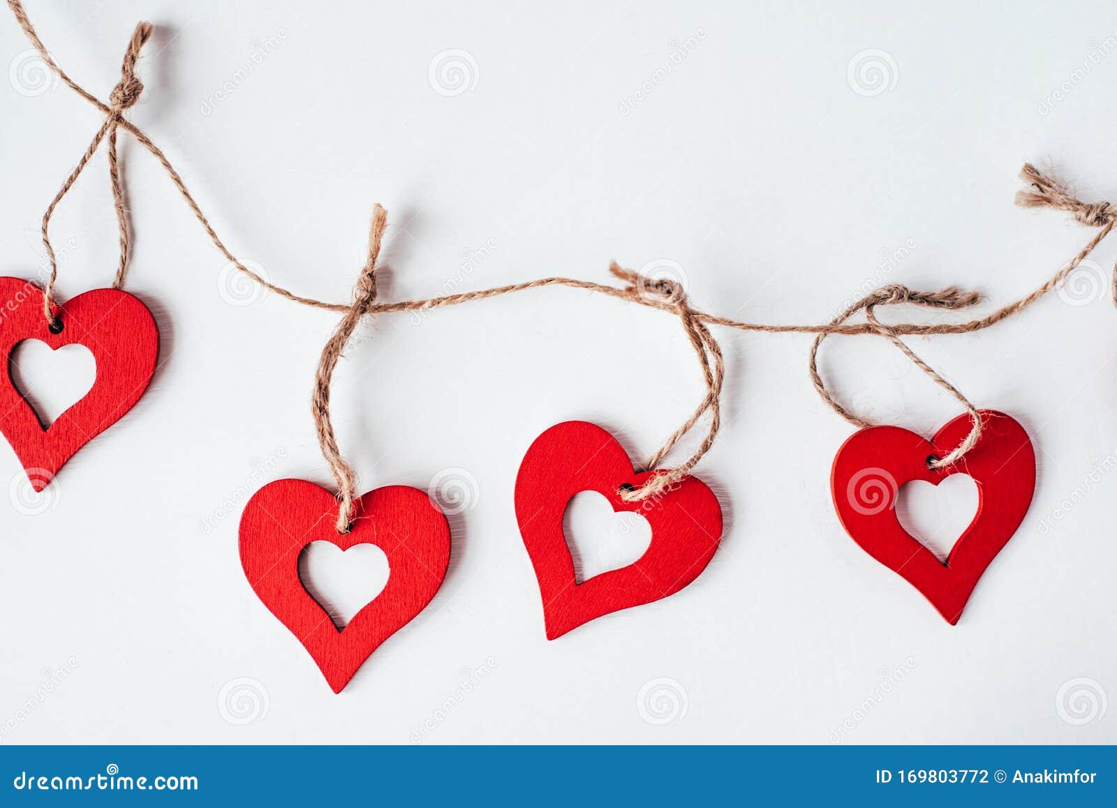 Decoración Del Día De San Valentín Con Adornos En Forma De Corazones Foto  de archivo - Imagen de antigüedad, tapa: 169803772