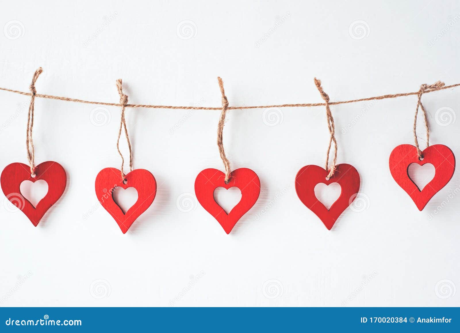 Decoración Del Día De San Valentín Con Adornos En Forma De Corazones Foto  de archivo - Imagen de cadena, ornamento: 170020384