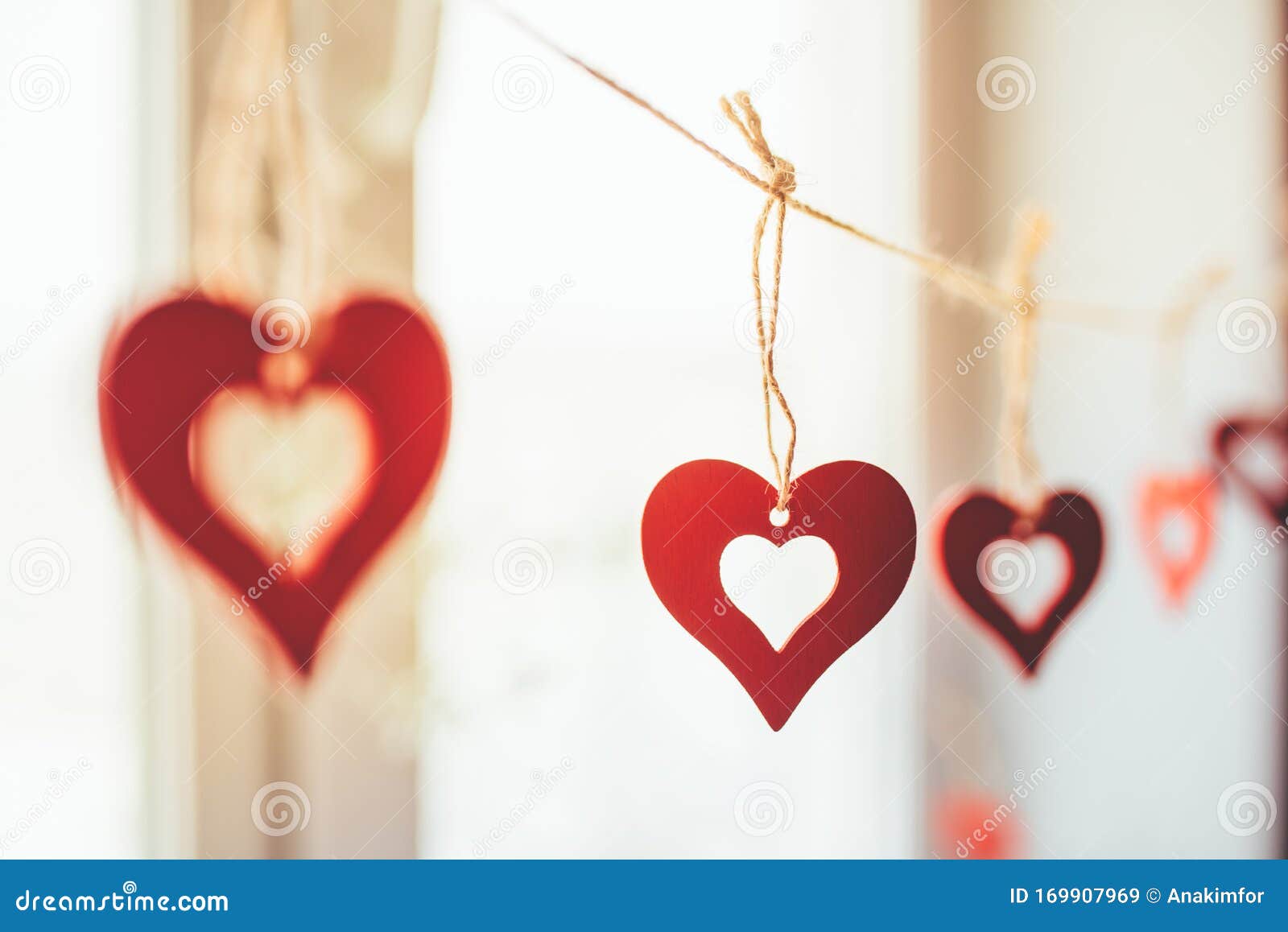 Decoración Del Día De San Valentín Con Adornos En Forma De Corazones Imagen  de archivo - Imagen de bosque, retro: 169907969