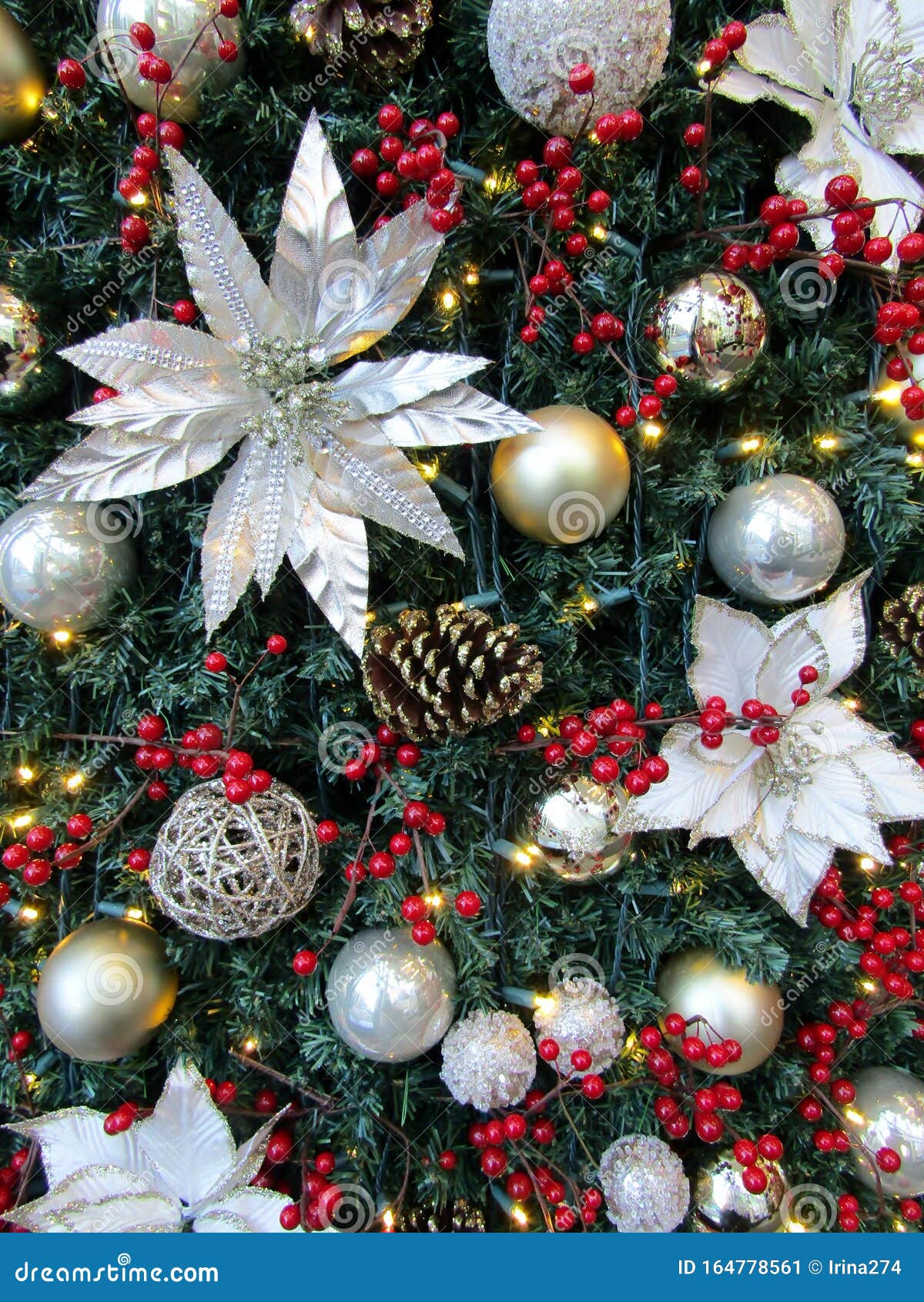 Decoración En Blanco, Plateado, Dorado Y Rojo Del árbol De Navidad Imagen  de archivo - Imagen de flores, ornamental: 164778561