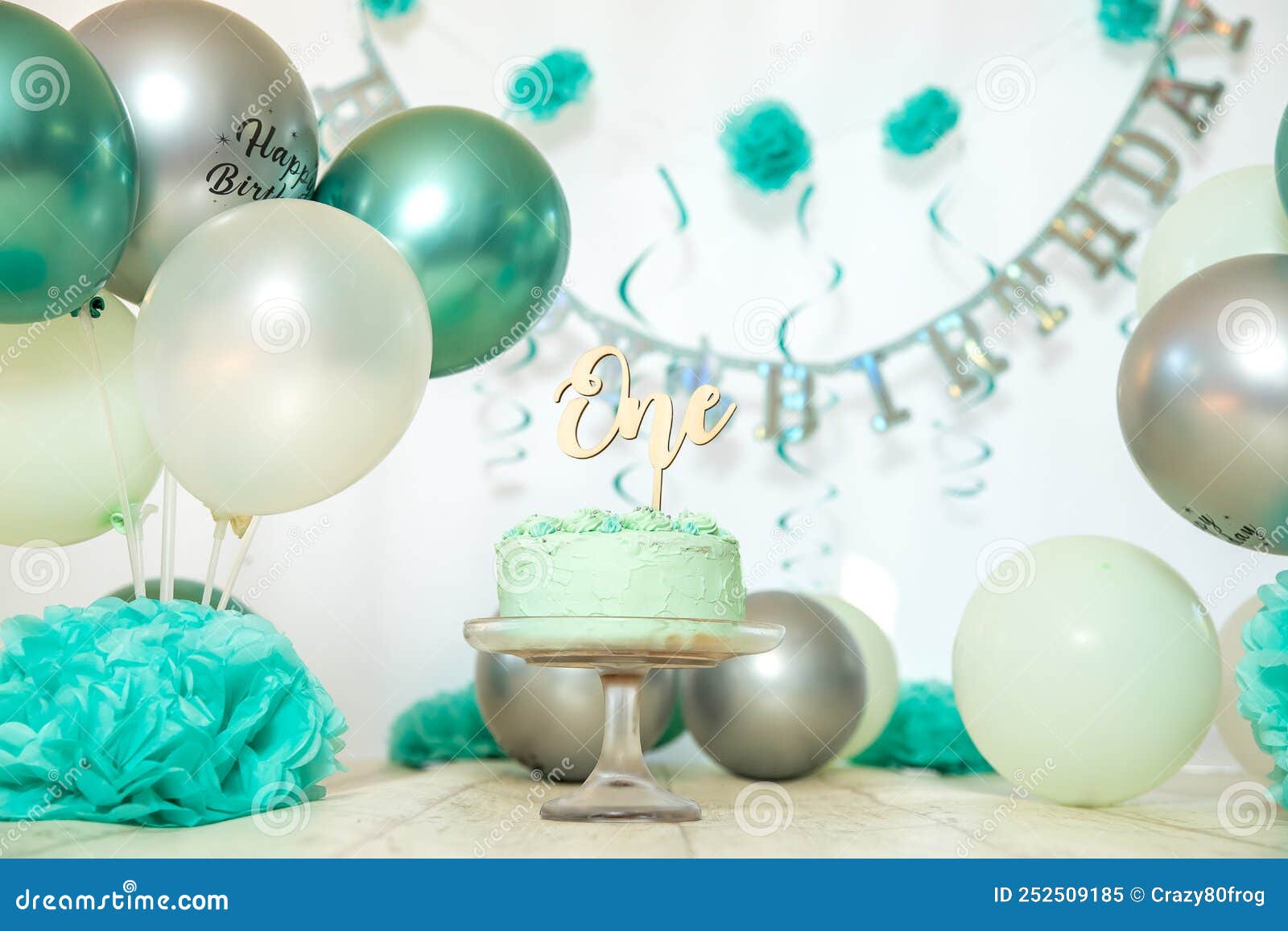 decoración con globos azules sobre la torta  Birthday party decorations,  Balloon decorations party, Birthday decorations