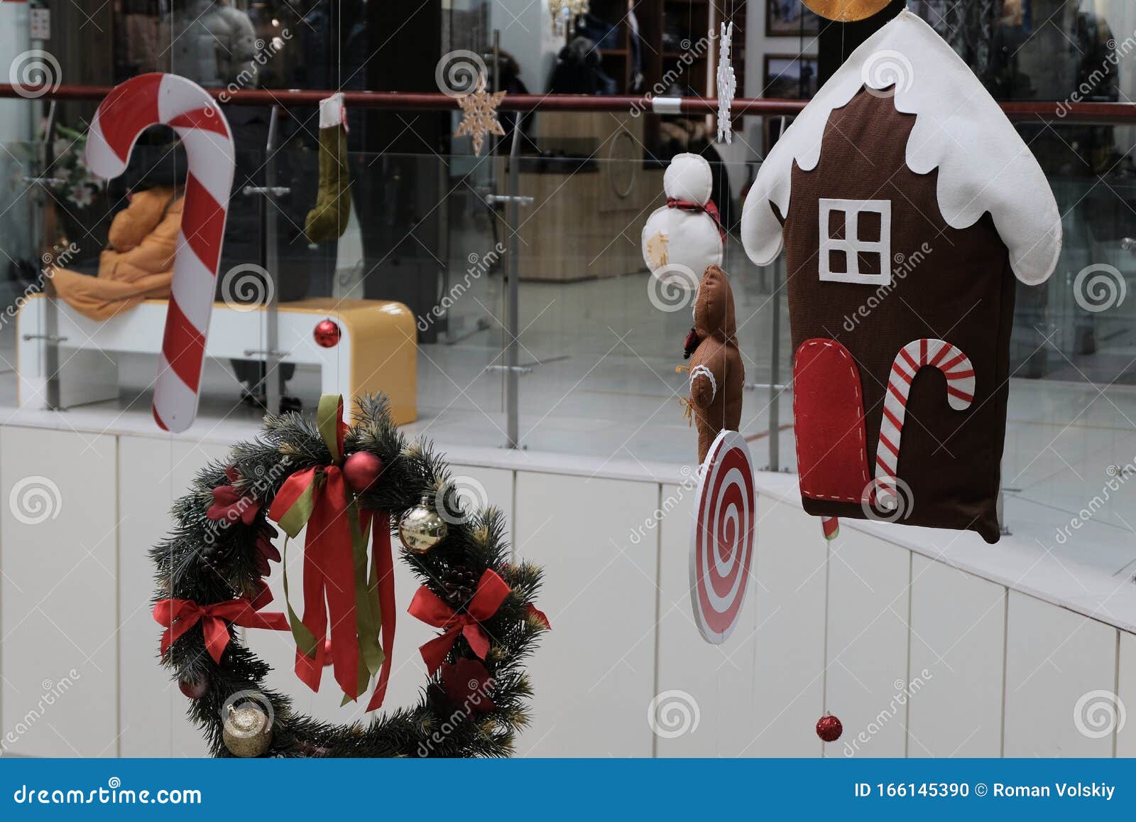 Decoración Navideña Abstracta En Un Supermercado, Tienda De Ropa, Centro Comercial Los De Año Nuevo Cuelgan Del Foto de archivo - Imagen de navidad, festivo: 166145390