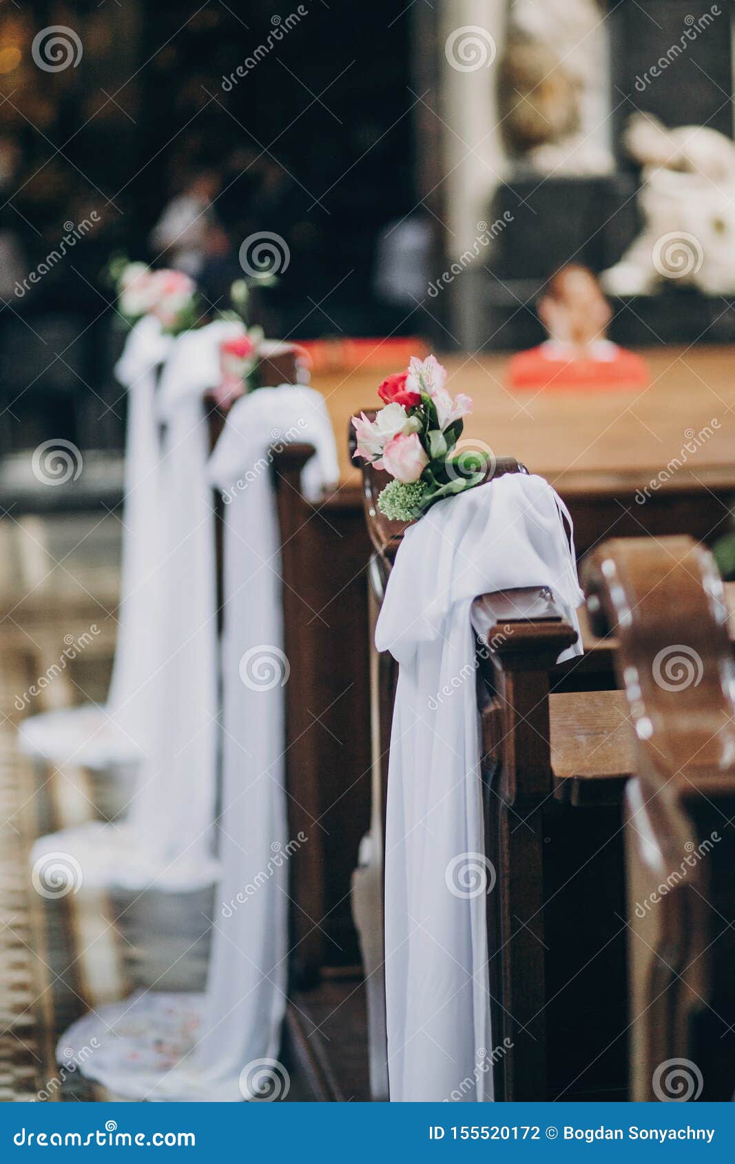 Decoración Que Se Casa Elegante De Bancos De Madera En La Iglesia Para El Matrimonio Santo Rosas Y Ramos Hermosos De Tulle En Sil Foto de archivo - Imagen de belleza, arreglo: Decoración Que Se Casa Elegante De Bancos De Madera En La Iglesia Para El Matrimonio Santo Rosas Y Ramos Hermosos De Tulle En Sil Foto de archivo - Imagen de belleza, arreglo: