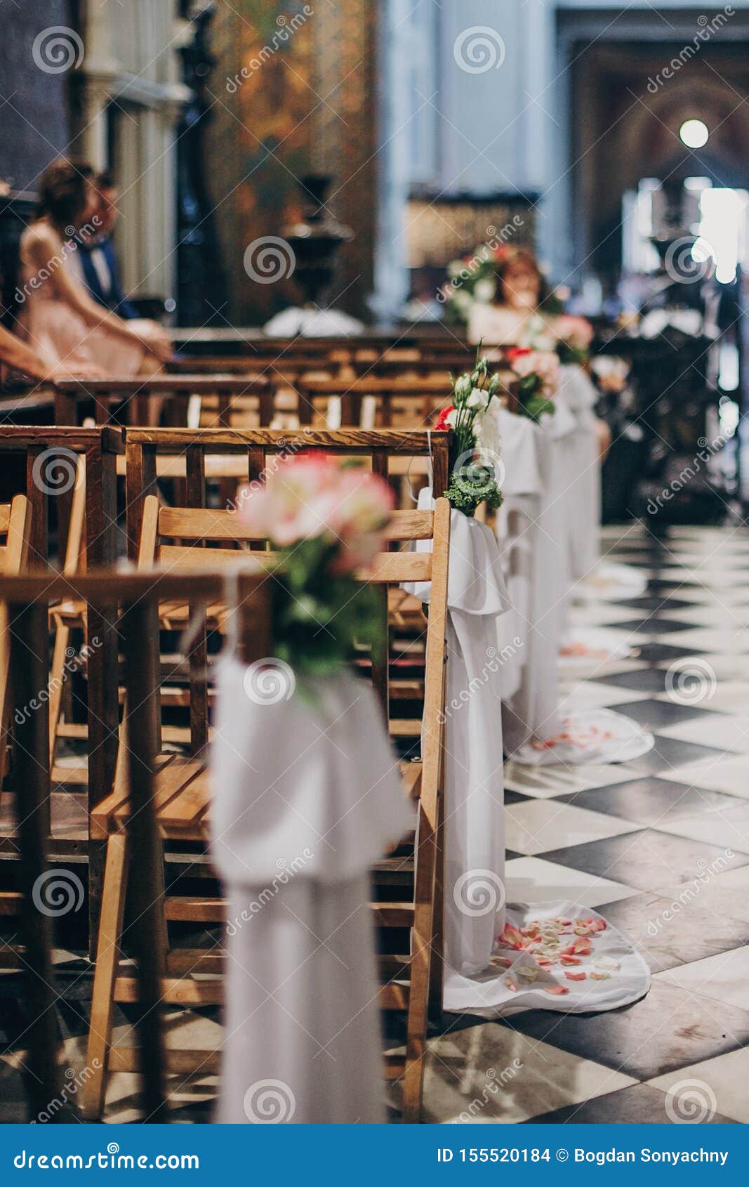 Decoración Que Se Casa Elegante De Bancos De Madera En La Iglesia Para El Matrimonio Santo Rosas Y Ramos Hermosos De Tulle En Sil Foto de archivo - Imagen de interior, contrato: Decoración Que Se Casa Elegante De Bancos De Madera En La Iglesia Para El Matrimonio Santo Rosas Y Ramos Hermosos De Tulle En Sil Foto de archivo - Imagen de interior, contrato: