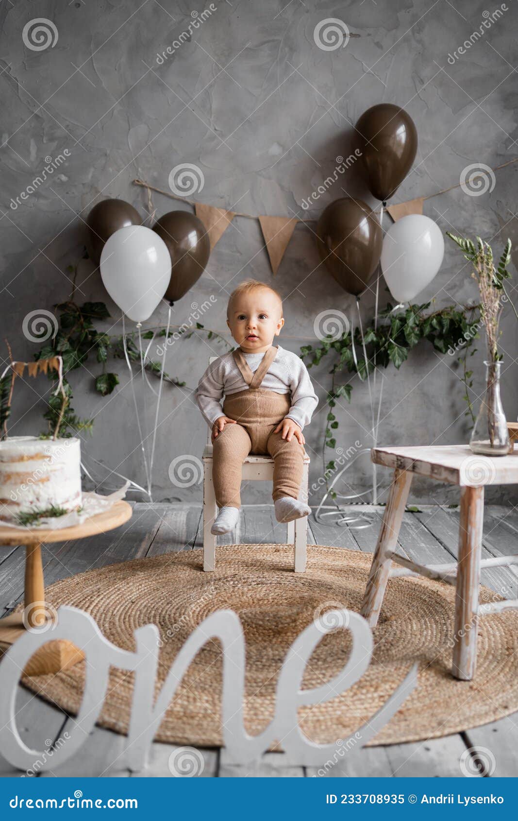 Lindo Niño Pequeño Para El Primer Año De Nacimiento Comiendo Cupcake De  Cumpleaños Con 1 Vela De Cerca Y Espacio Para Copiar. Fotos, retratos,  imágenes y fotografía de archivo libres de derecho.