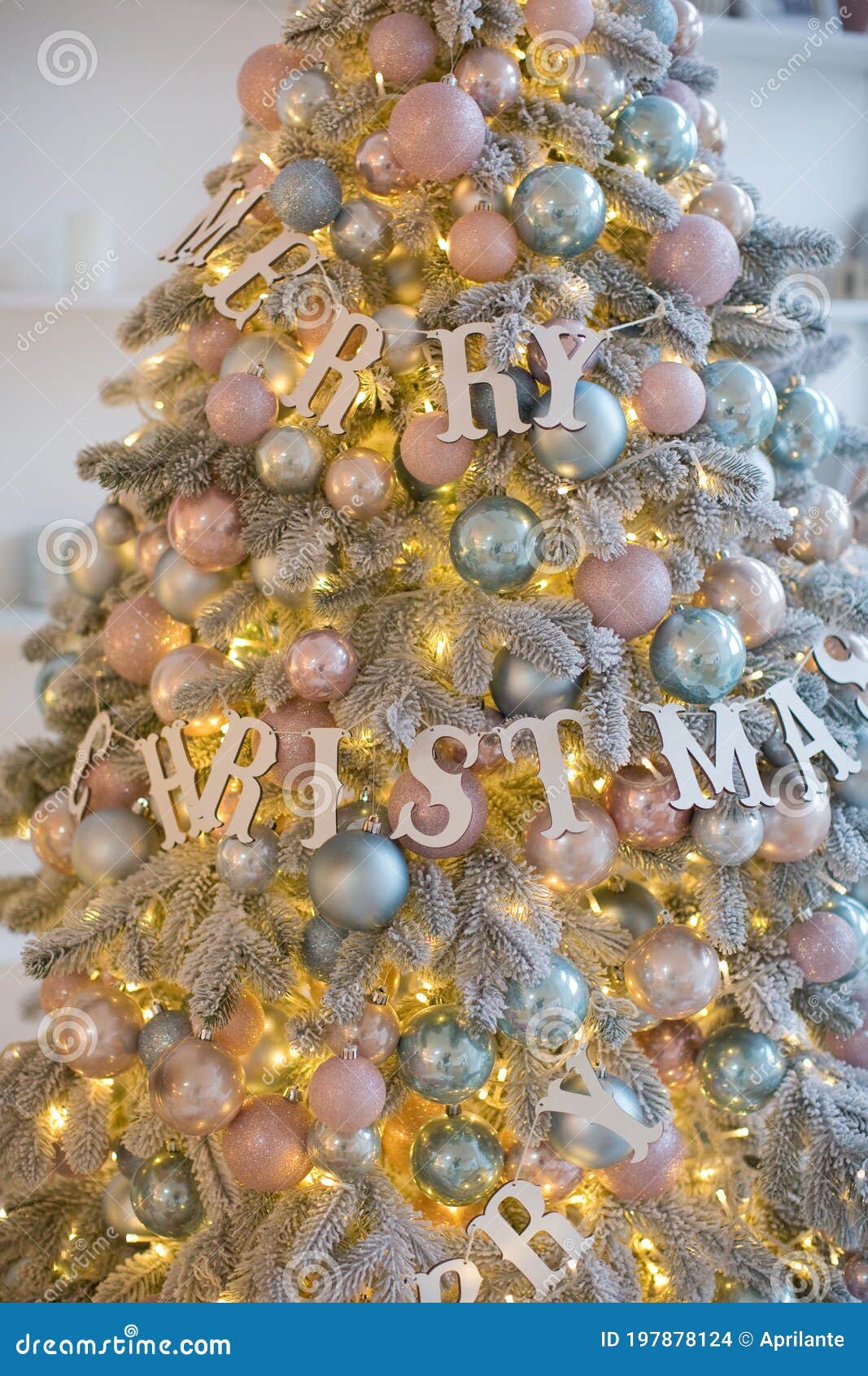 Decoración Rosa Y Azul Del árbol De Navidad Foto de archivo - Imagen de  decoraciones, feliz: 197878124