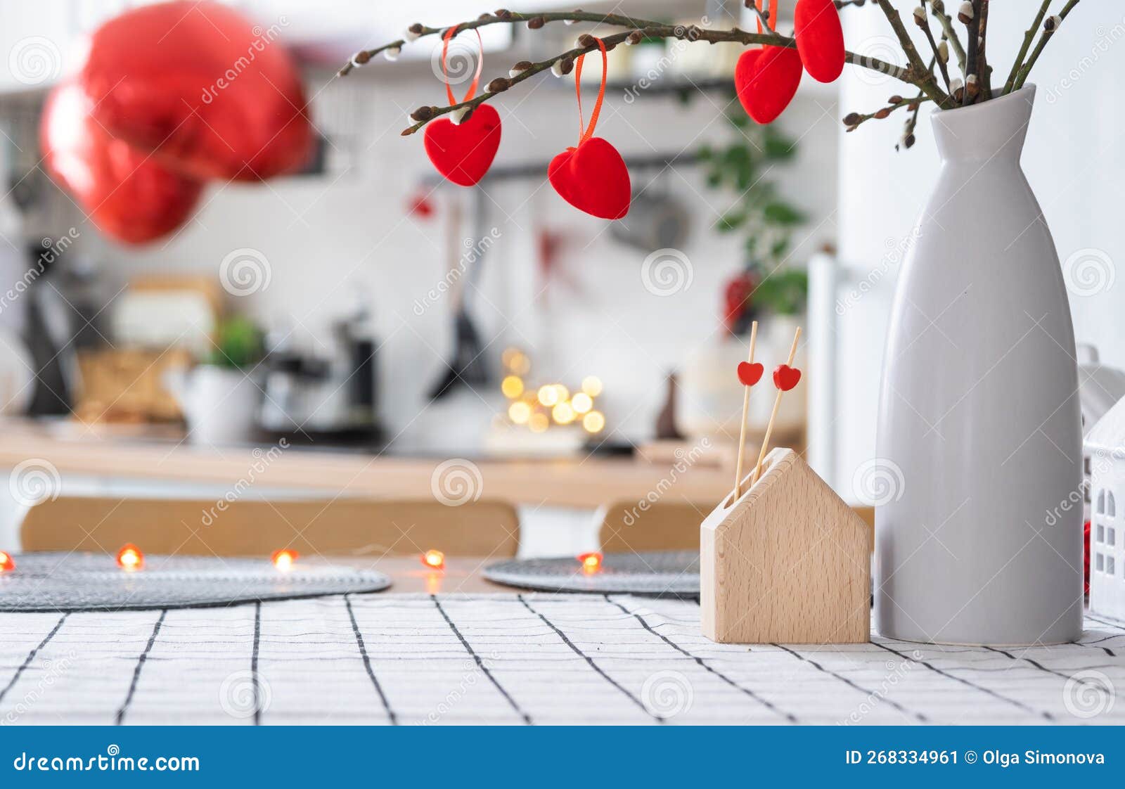 Decoración de san valentín en la mesa de la cocina blanca en un hogar  acogedor espacio de copia regalo para el nido de amor familiar del día de san  valentín un jarrón