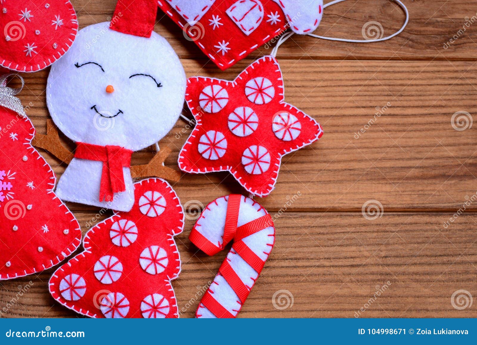 Simplemente desbordando cáncer línea Decoraciones De La Navidad Del Fieltro En Un Fondo De Madera Con El Espacio  De La Copia Para El Texto Árbol De Navidad Del Fieltr Imagen de archivo -  Imagen de dulces,