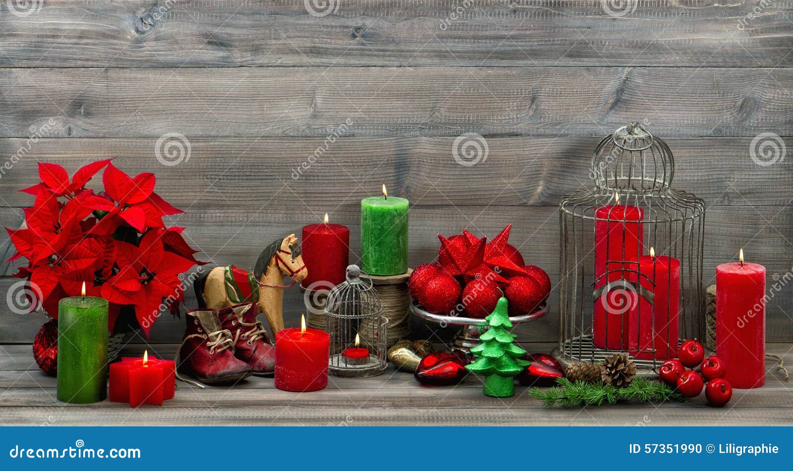 Decoraciones de la Navidad del vintage con las velas y el poinse rojos de la flor. Decoraciones de la Navidad del vintage con las velas, la poinsetia de la flor, las estrellas y las chucherías rojas Imagen entonada oscuridad retra del estilo