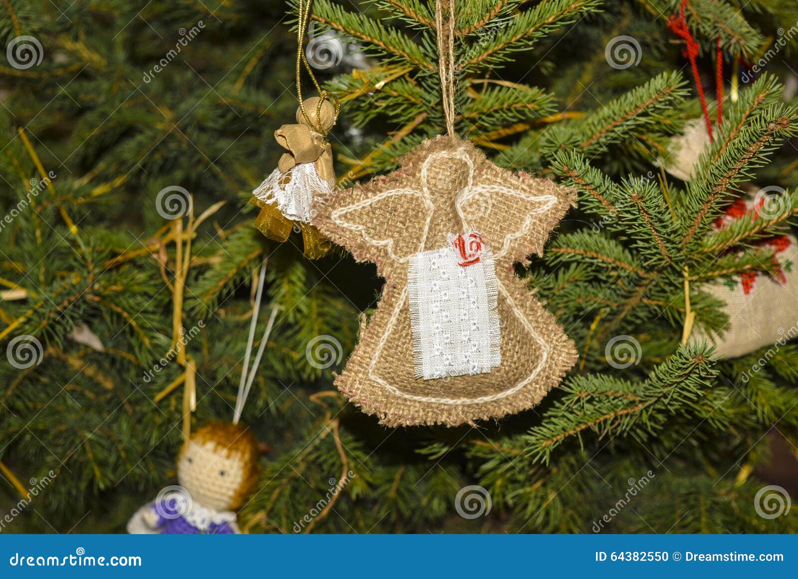 Decoraciones del árbol de navidad. Muy hermoso y una variedad de juguetes para adornar un árbol de navidad