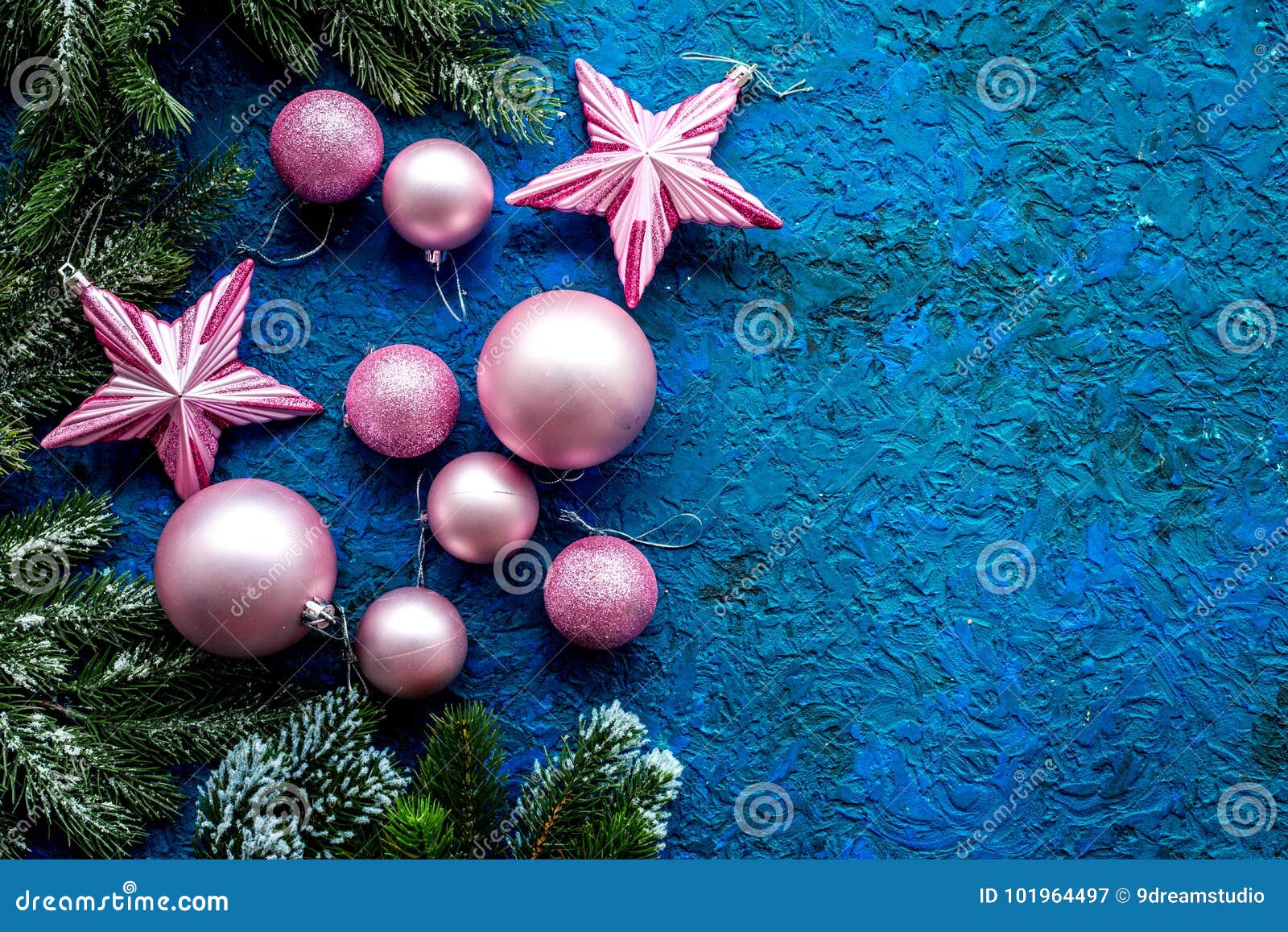 Decoraciones del árbol de navidad con las bolas y juguetes de las estrellas en el espacio azul de la opinión superior del fondo p. Decoraciones del árbol de navidad con las bolas y juguetes del Año Nuevo de las estrellas en el espacio azul de la opinión superior del fondo para el texto