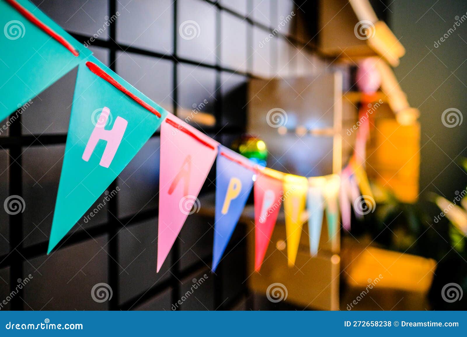 Decoraciones Para Una Fiesta De Cumpleaños Infantil. Cumpleaños En La Sala  De Juegos. Platos De Fiesta Para Niños Desechables Foto de archivo - Imagen  de lindo, torta: 272658238